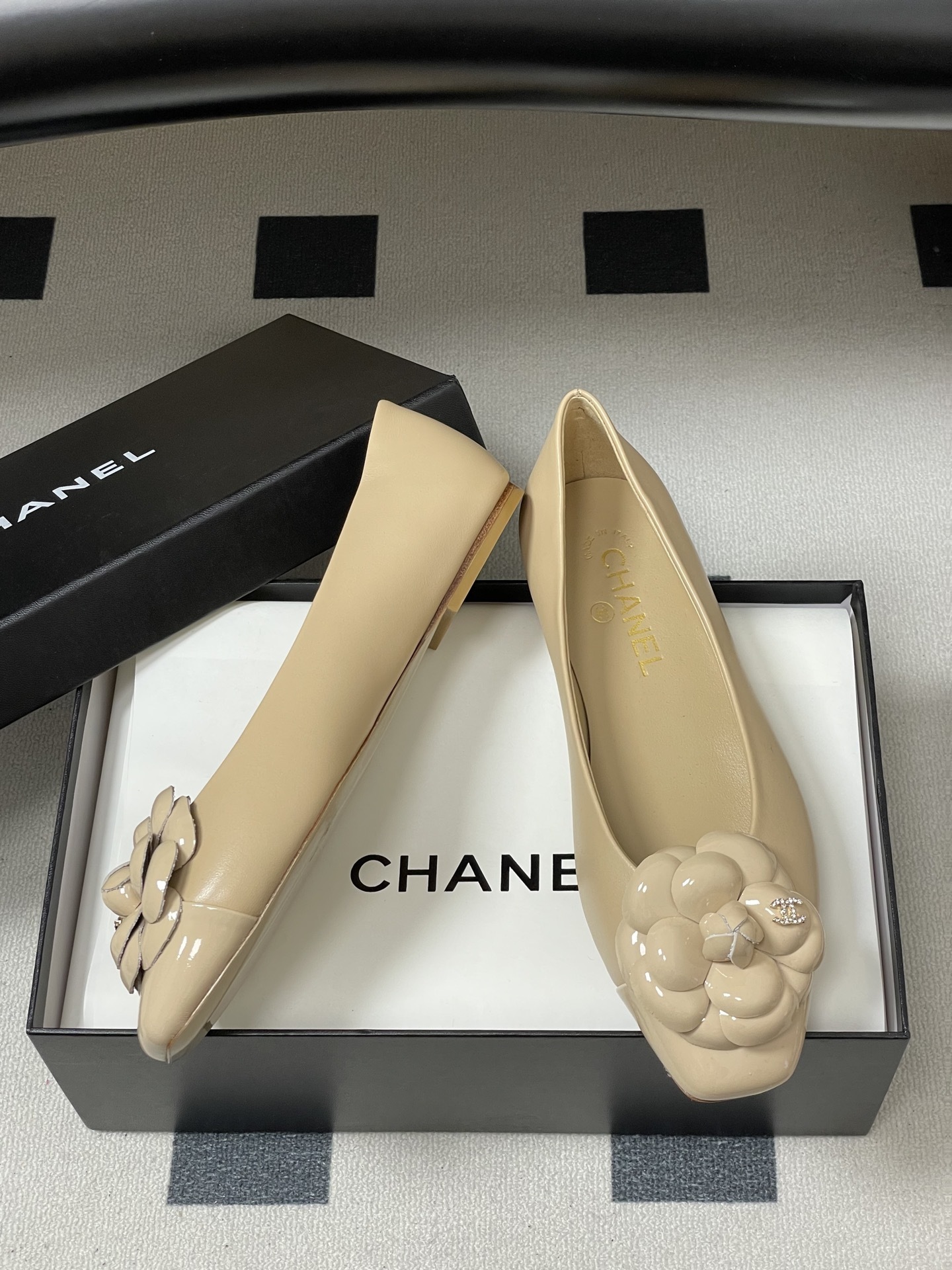 Pair of Chanel beige leather ballet flats featuring iconic camellia flower and crystal CC logo on the toe. - Hình 6