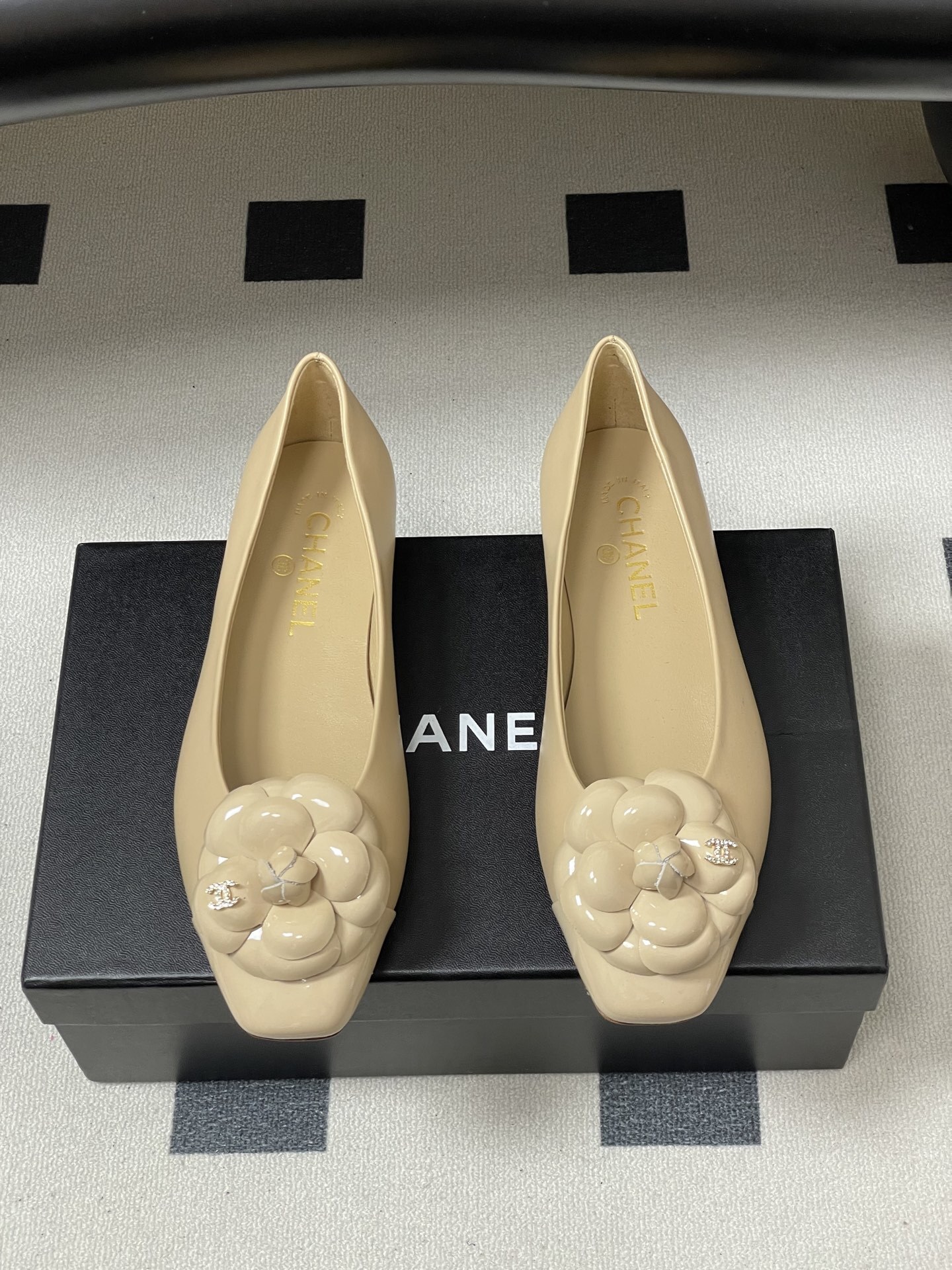 Pair of Chanel beige leather ballet flats featuring iconic camellia flower and crystal CC logo on the toe. - Hình 5