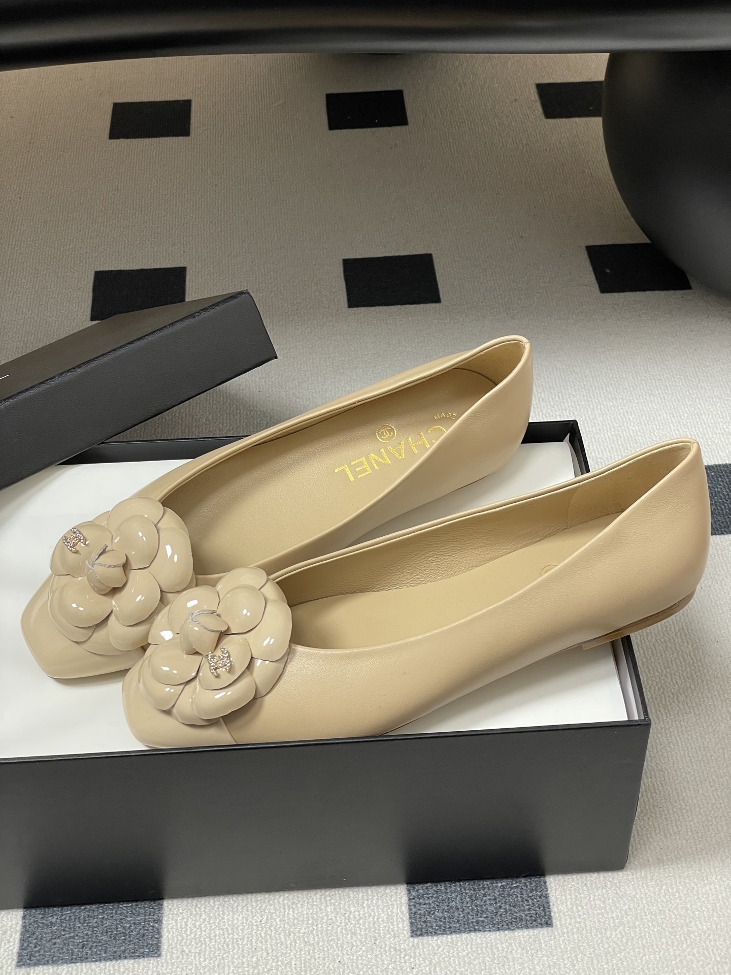 Pair of Chanel beige leather ballet flats featuring iconic camellia flower and crystal CC logo on the toe. - Hình 4