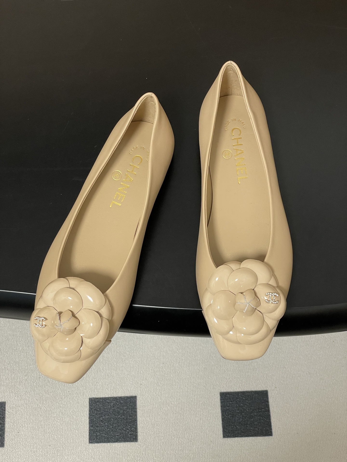 Pair of Chanel beige leather ballet flats featuring iconic camellia flower and crystal CC logo on the toe. - Hình 2
