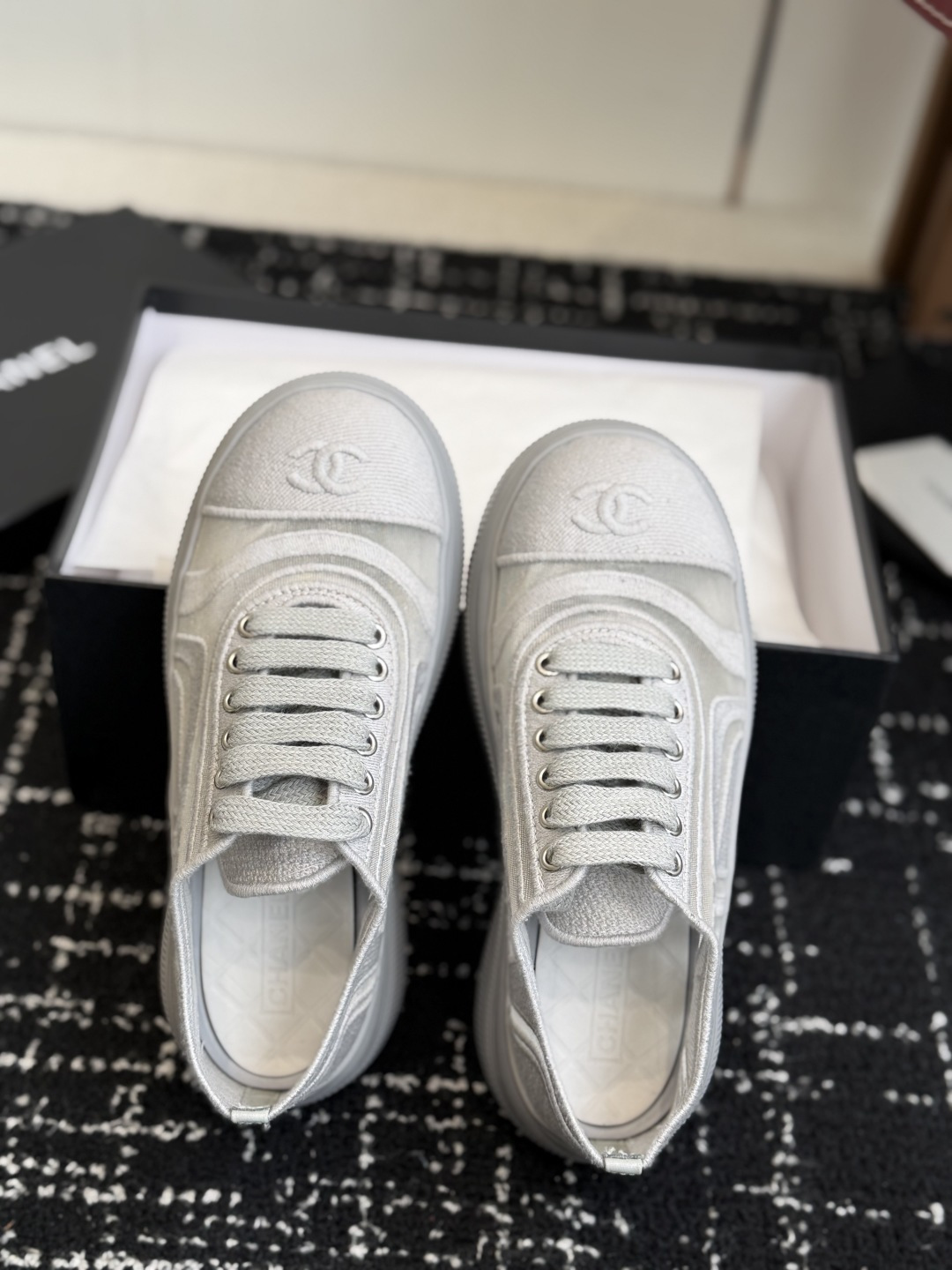 A pair of white Chanel mesh platform sneakers with the iconic interlocking CC logo on the toe cap. - Hình 4