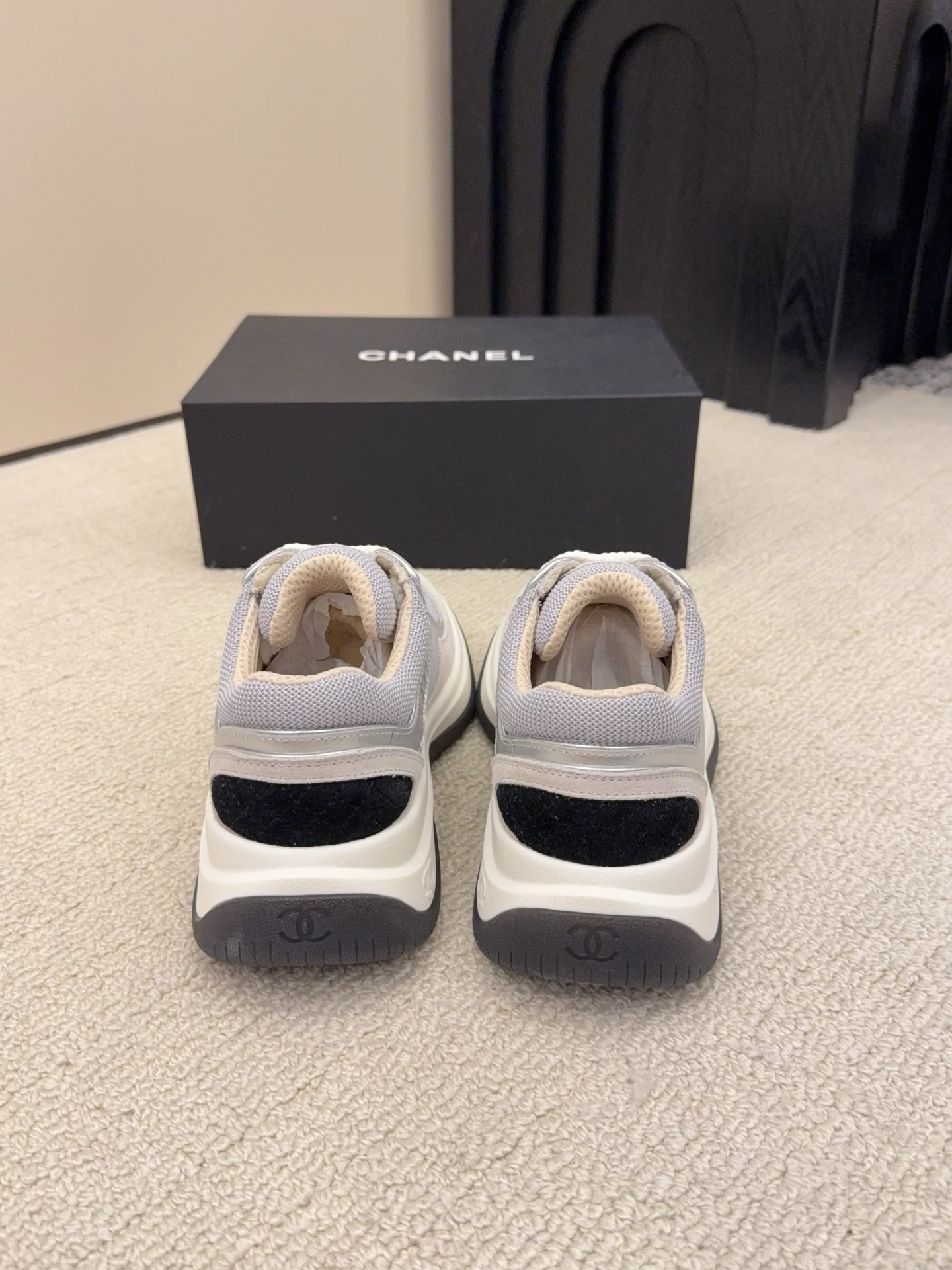 Premium Chanel sneakers in grey and silver mesh with the signature black CC logo on the side, shown with original box. - Hình 5