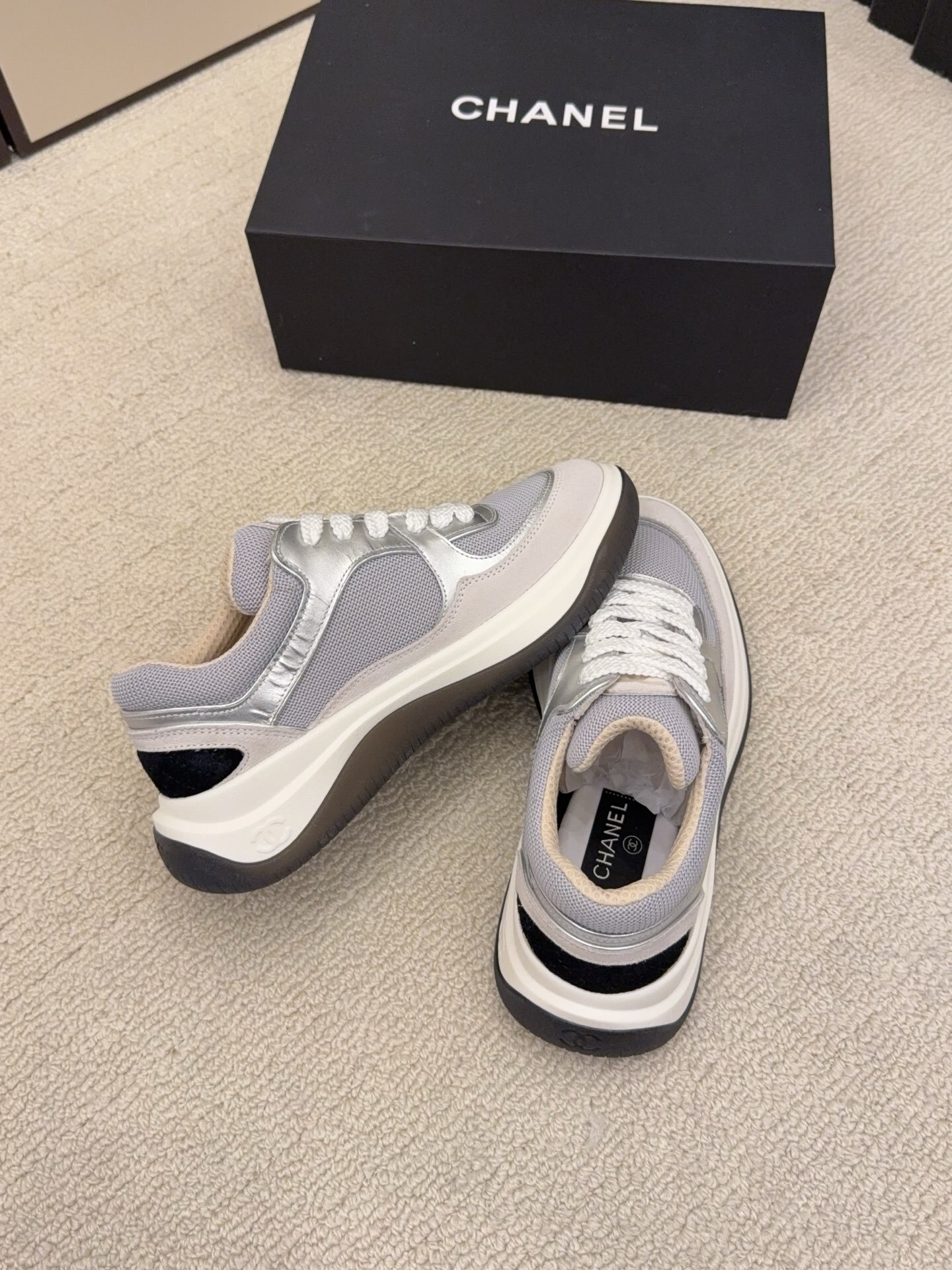 Premium Chanel sneakers in grey and silver mesh with the signature black CC logo on the side, shown with original box. - Hình 4