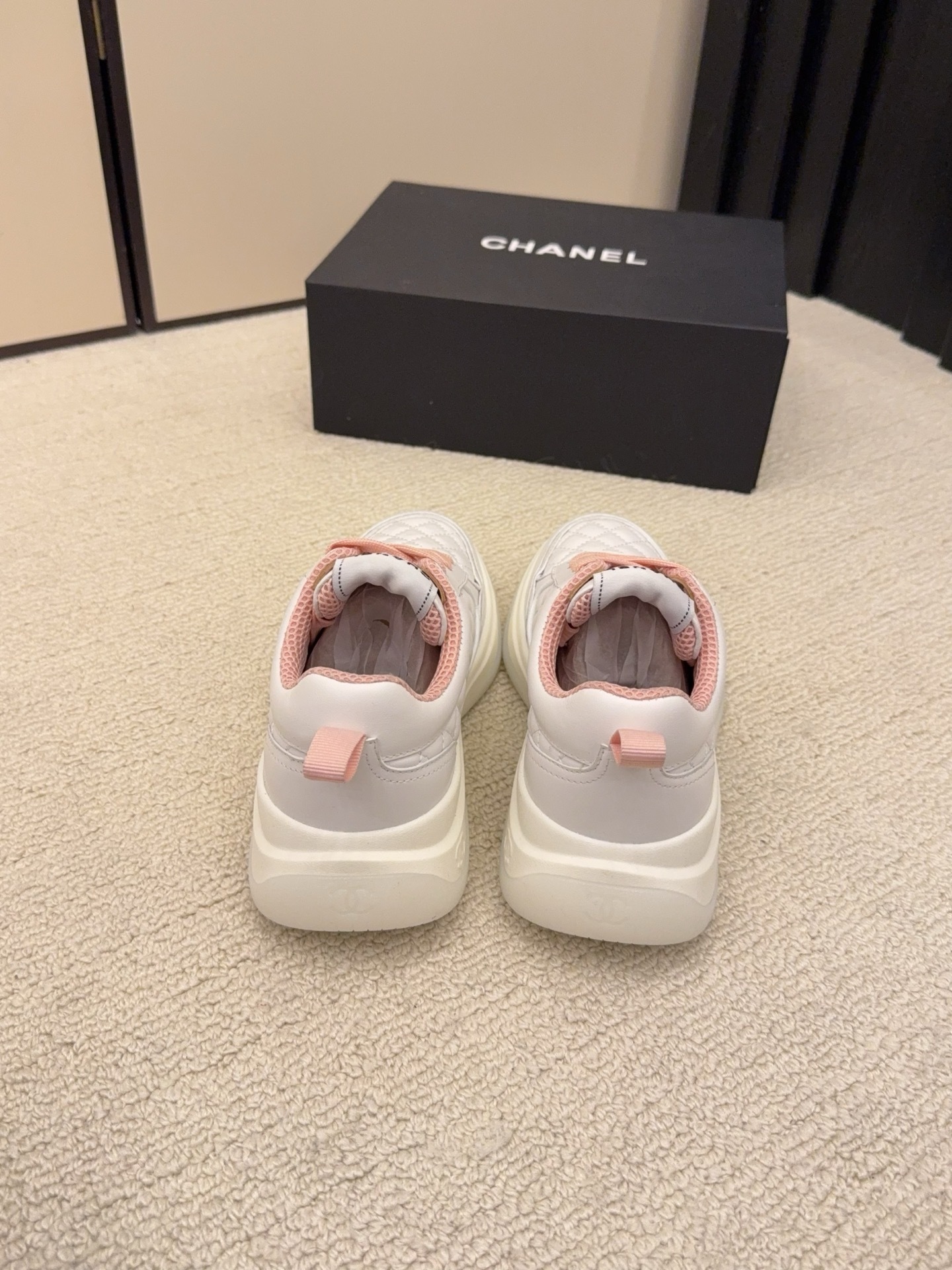 Luxury Chanel white quilted leather sneakers with platform soles and interlocking CC logo - Hình 8