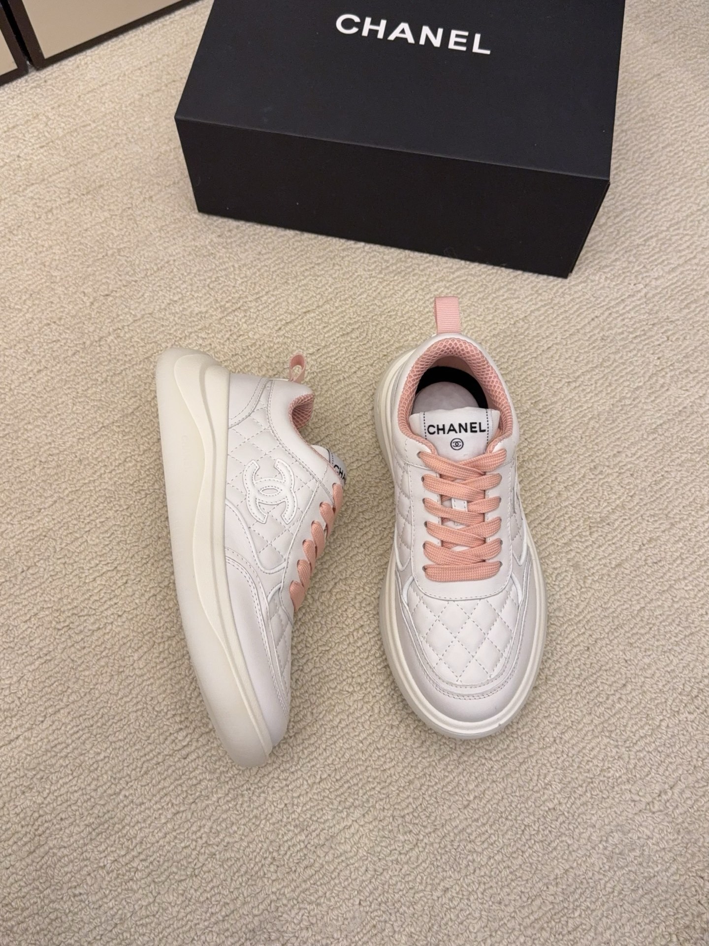 Luxury Chanel white quilted leather sneakers with platform soles and interlocking CC logo - Hình 7