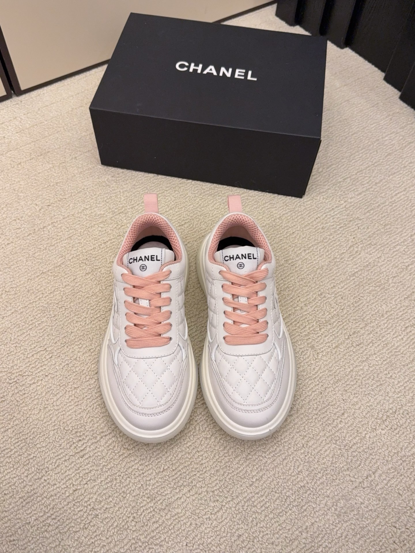 Luxury Chanel white quilted leather sneakers with platform soles and interlocking CC logo - Hình 6