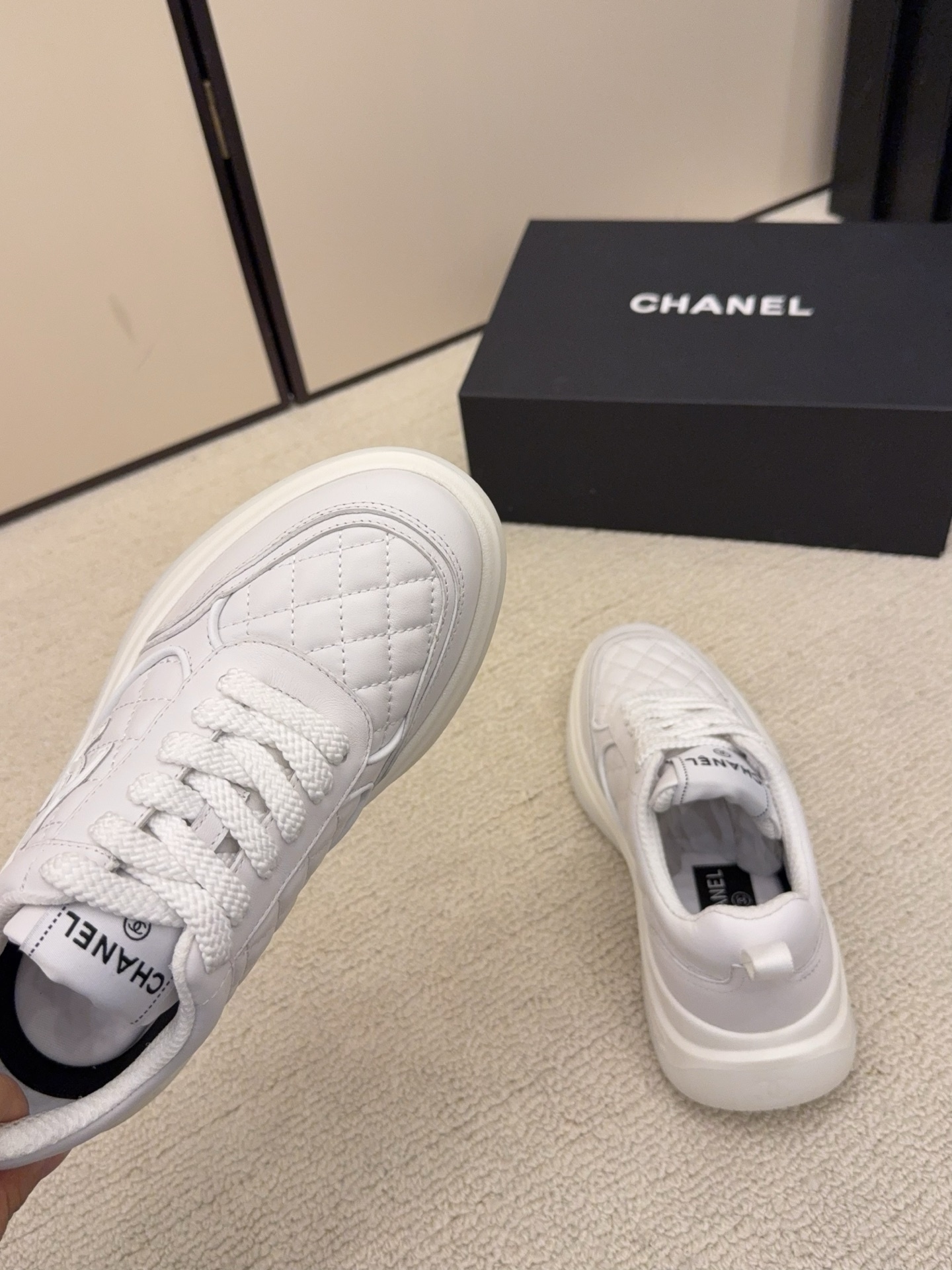 Luxury Chanel white quilted leather sneakers with platform soles and interlocking CC logo - Hình 5