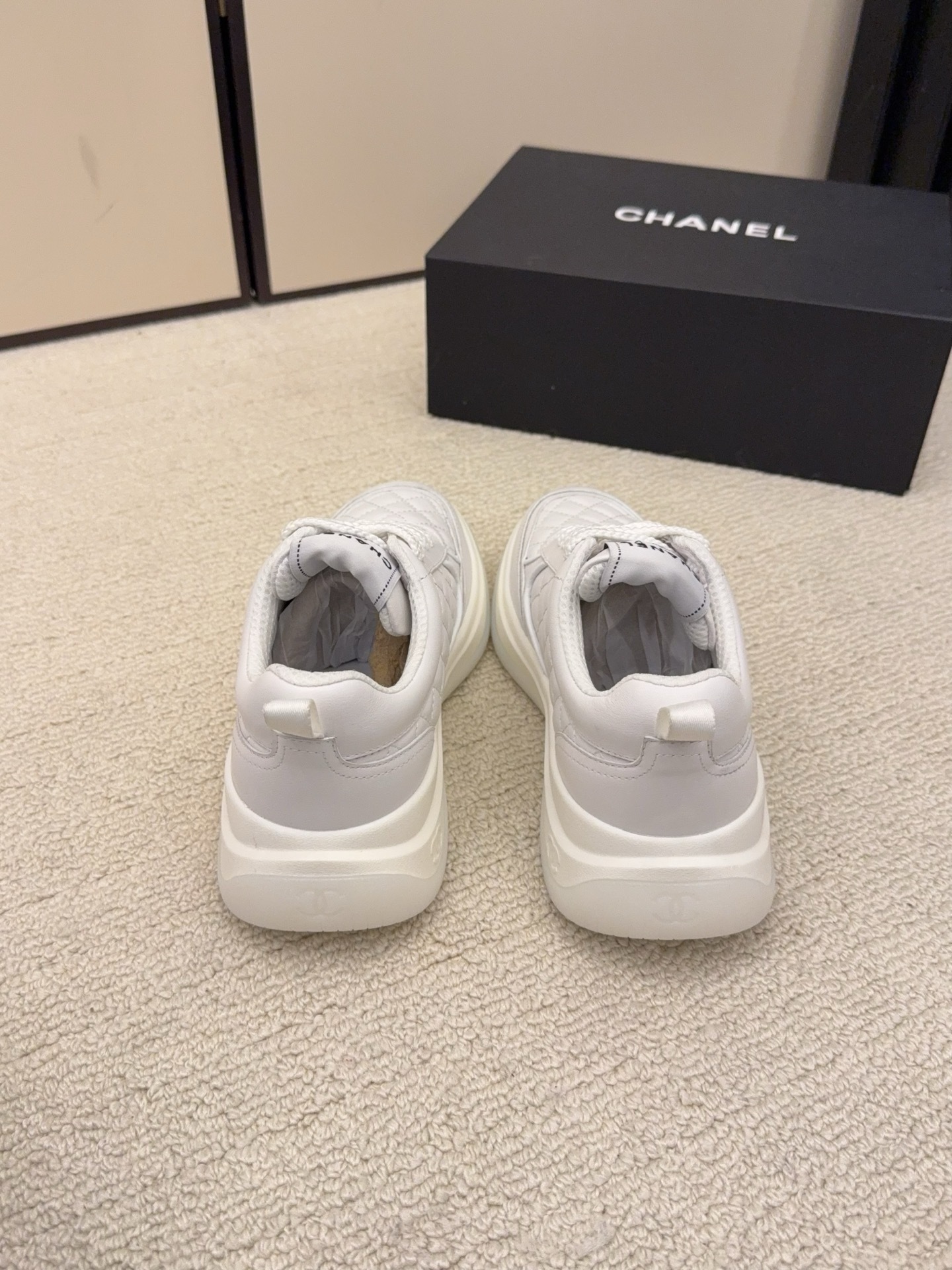 Luxury Chanel white quilted leather sneakers with platform soles and interlocking CC logo - Hình 4