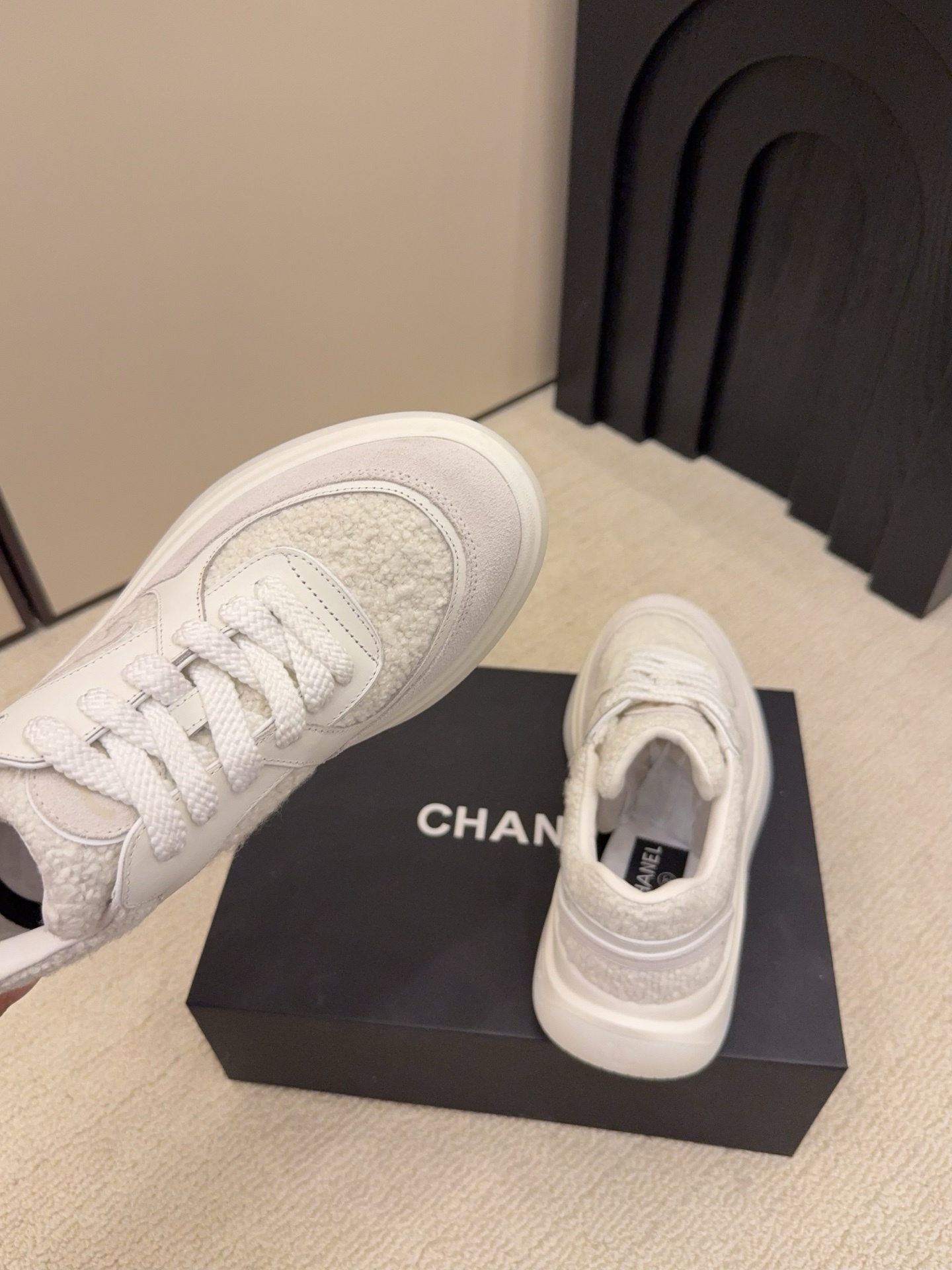 Luxury Chanel white sneakers with shearling texture and leather panels featuring the CC logo on a black box - Hình 7