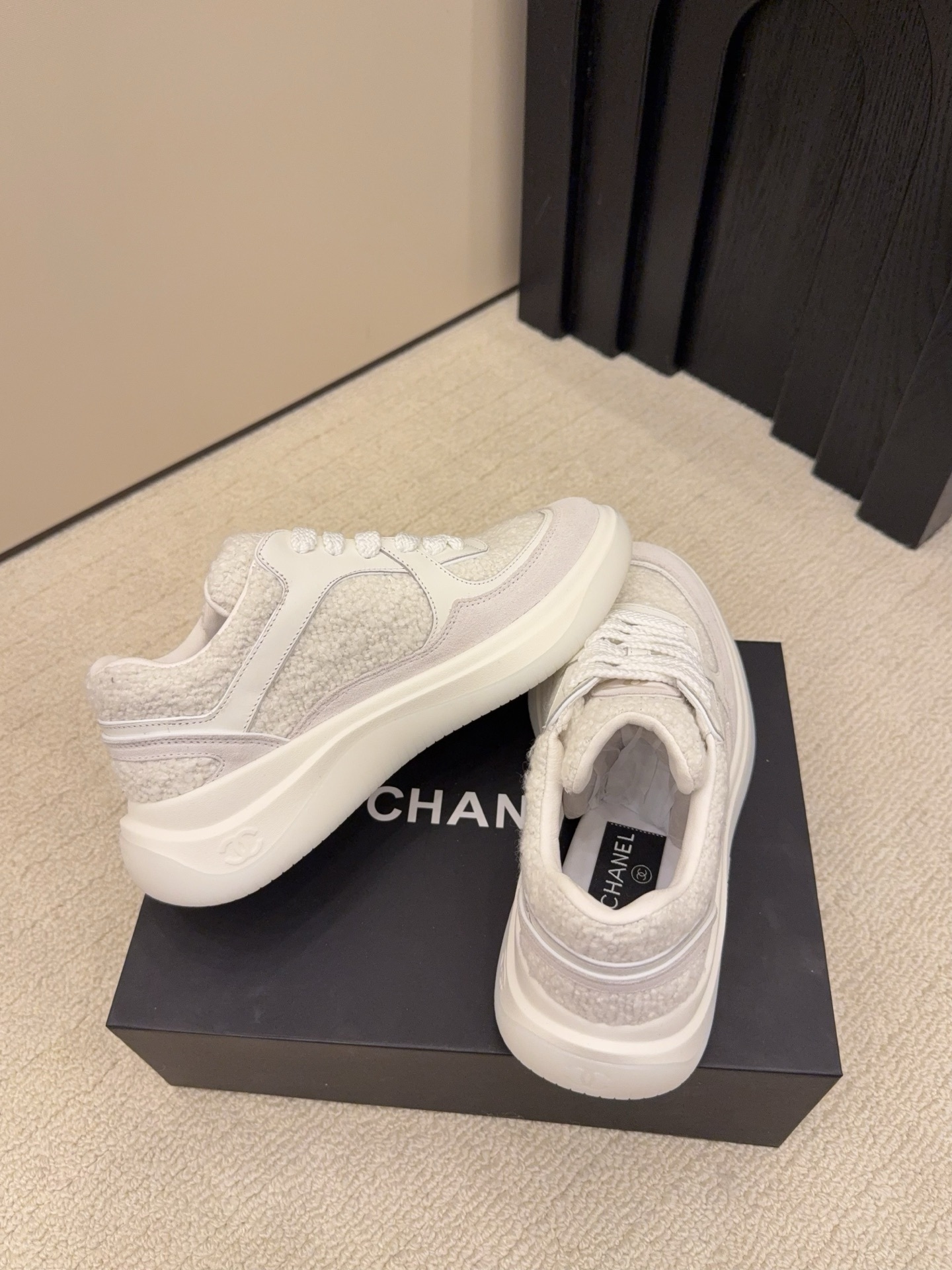 Luxury Chanel white sneakers with shearling texture and leather panels featuring the CC logo on a black box - Hình 6