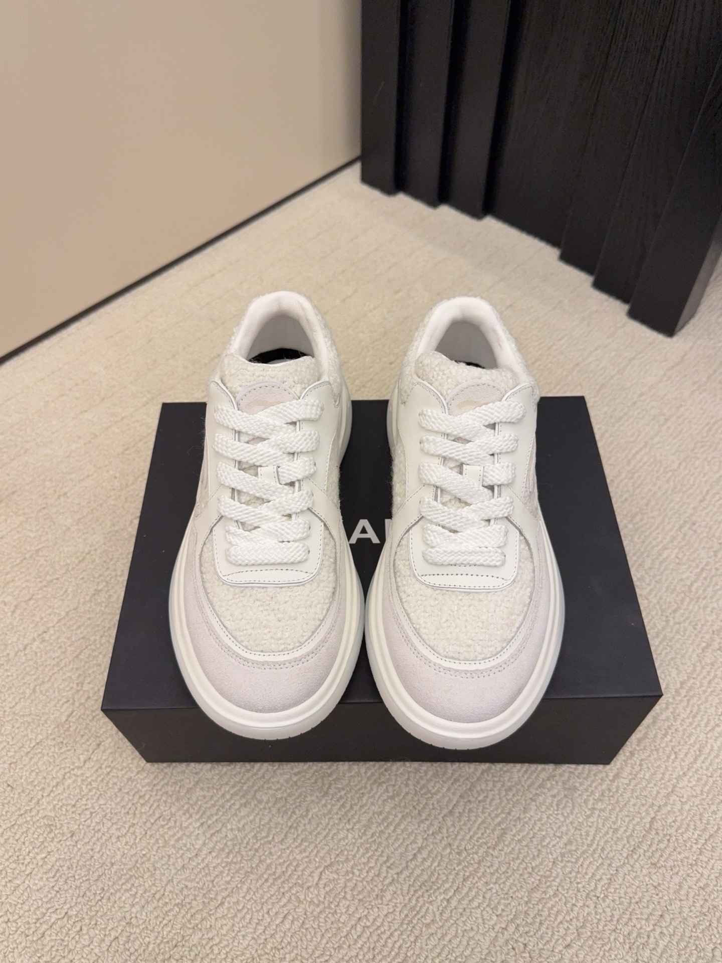 Luxury Chanel white sneakers with shearling texture and leather panels featuring the CC logo on a black box - Hình 5