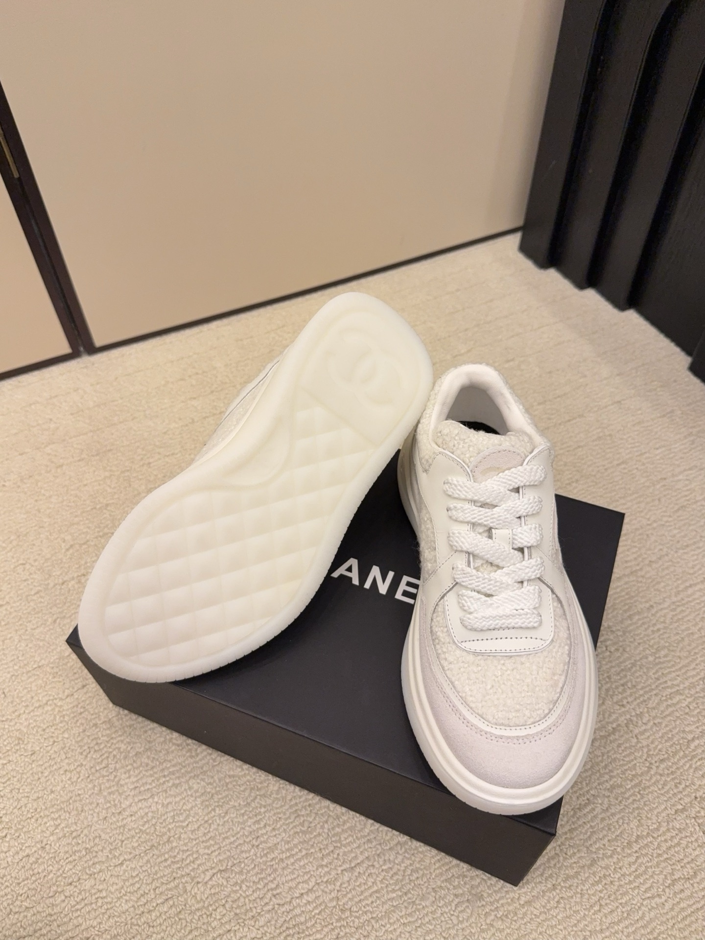 Luxury Chanel white sneakers with shearling texture and leather panels featuring the CC logo on a black box - Hình 4