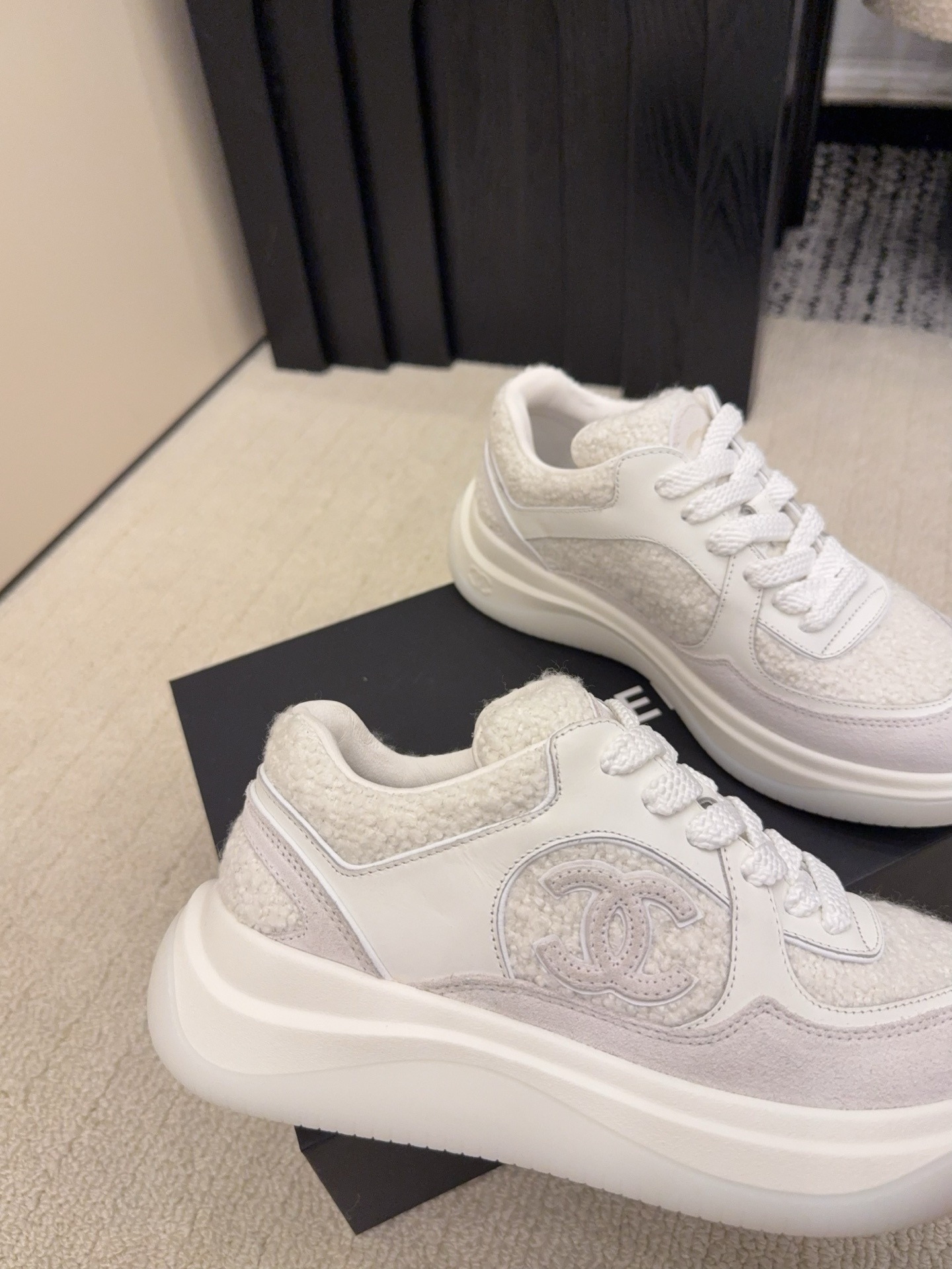 Luxury Chanel white sneakers with shearling texture and leather panels featuring the CC logo on a black box - Hình 3