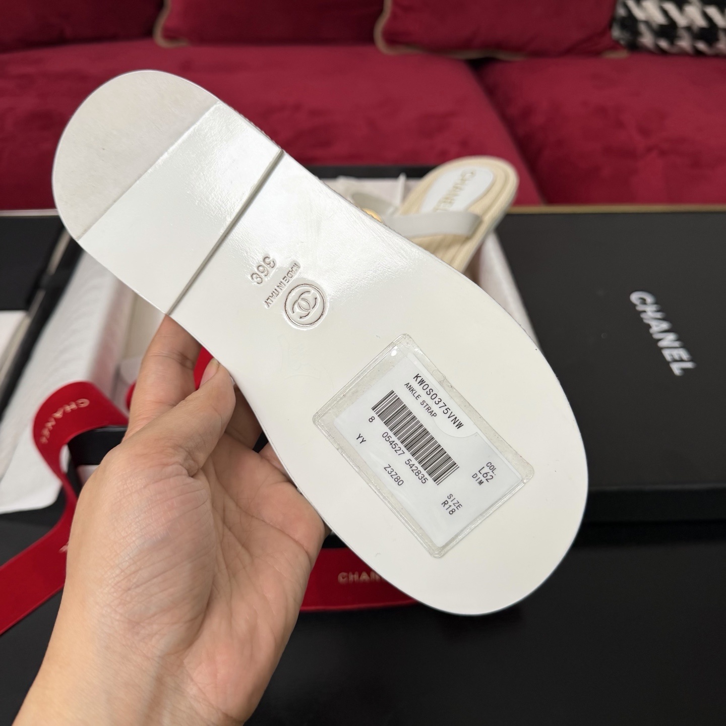 Luxury Chanel white leather thong sandals with gold interlocking CC logo and woven espadrille soles in original packaging. - Hình 8