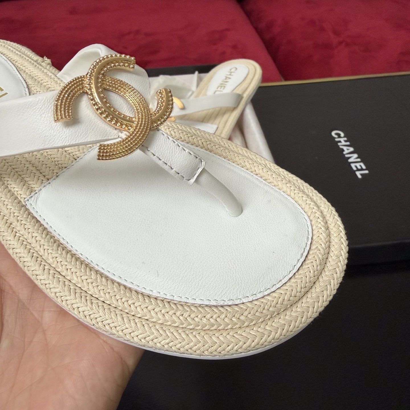 Luxury Chanel white leather thong sandals with gold interlocking CC logo and woven espadrille soles in original packaging. - Hình 6