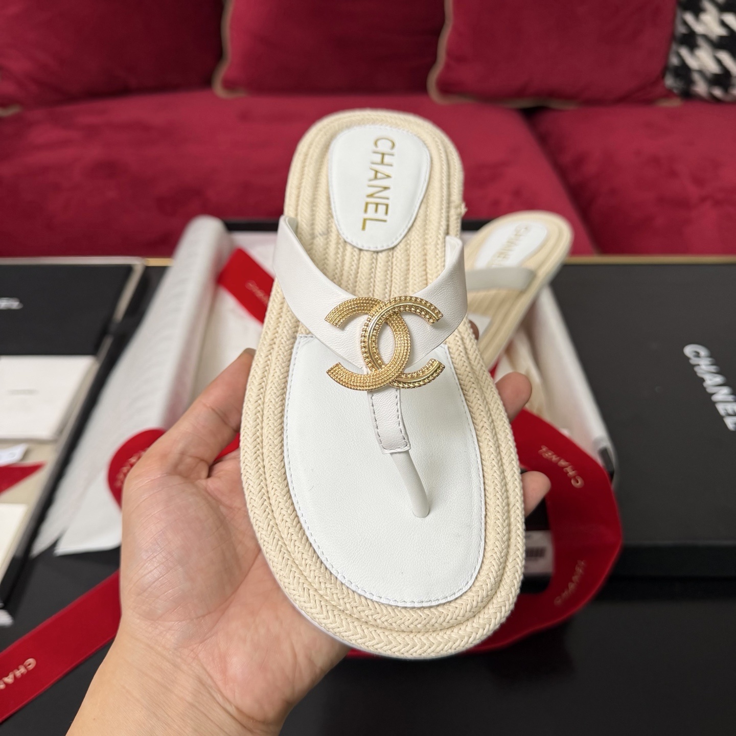 Luxury Chanel white leather thong sandals with gold interlocking CC logo and woven espadrille soles in original packaging. - Hình 3