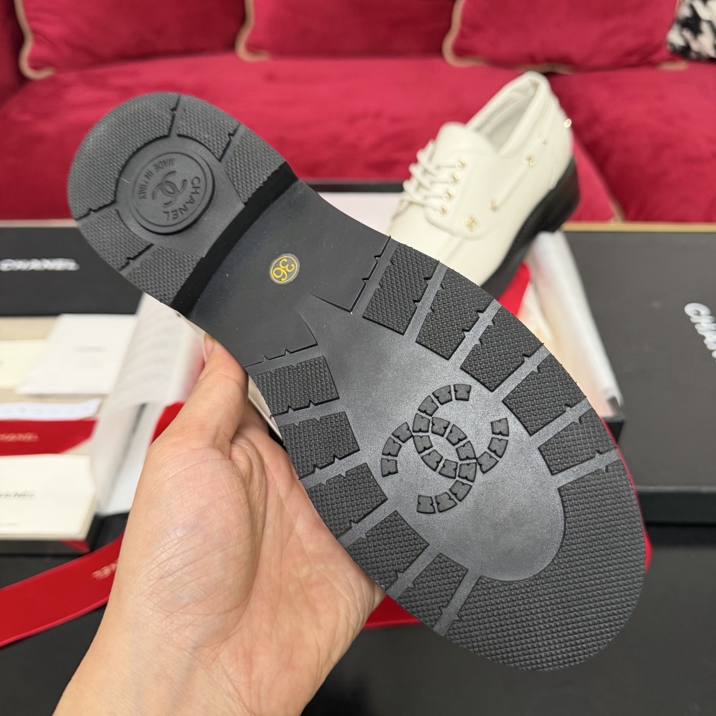 Chanel ivory leather lace-up loafers with gold CC logo and black rubber soles in original luxury packaging. - Hình 9