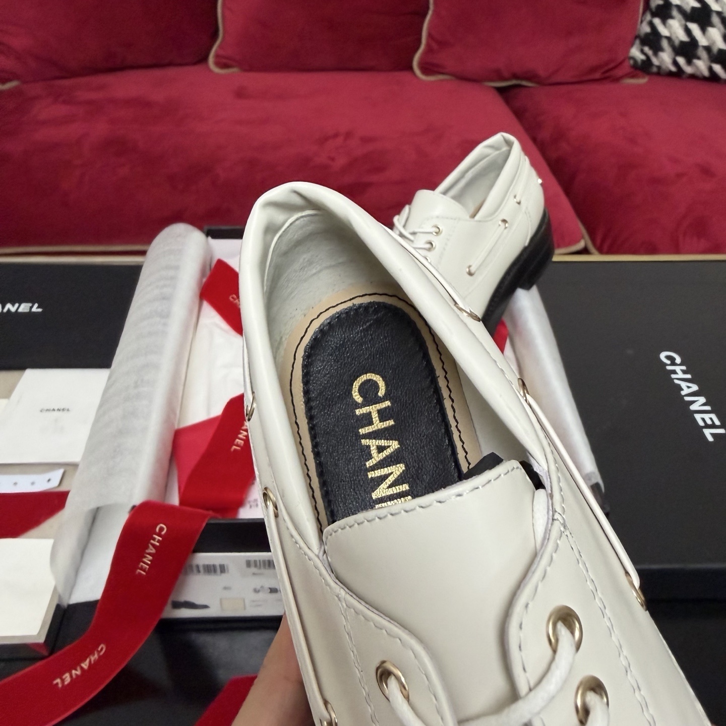 Chanel ivory leather lace-up loafers with gold CC logo and black rubber soles in original luxury packaging. - Hình 8