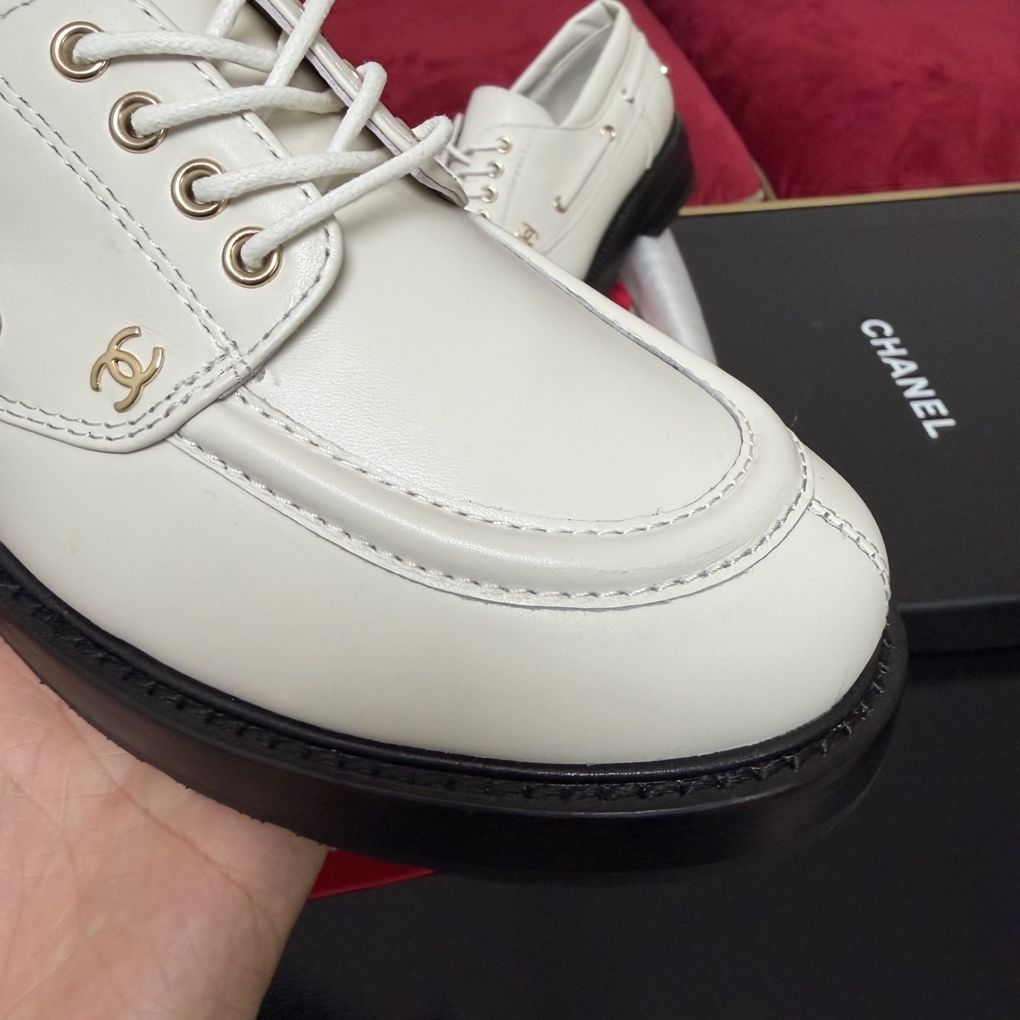 Chanel ivory leather lace-up loafers with gold CC logo and black rubber soles in original luxury packaging. - Hình 6
