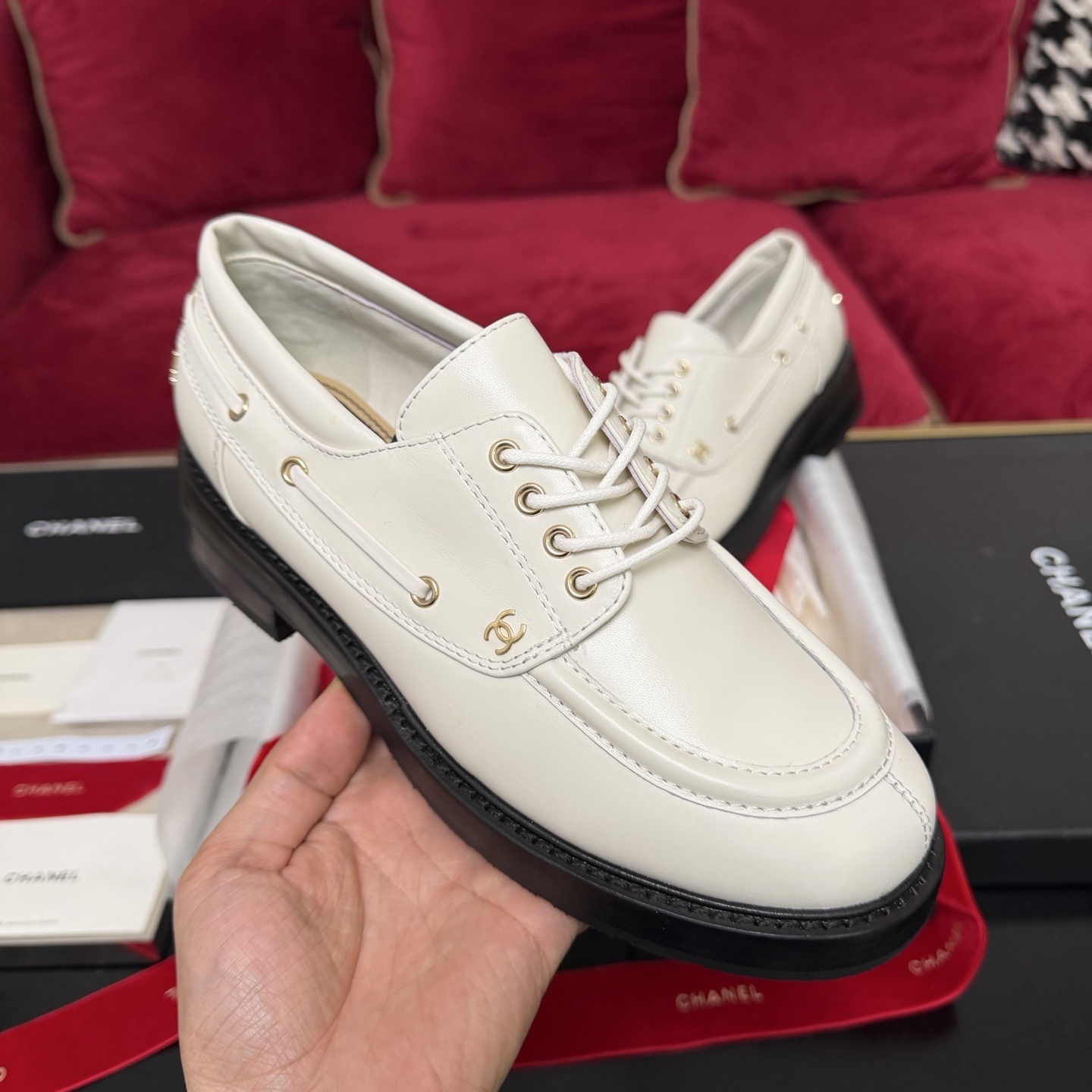 Chanel ivory leather lace-up loafers with gold CC logo and black rubber soles in original luxury packaging. - Hình 4