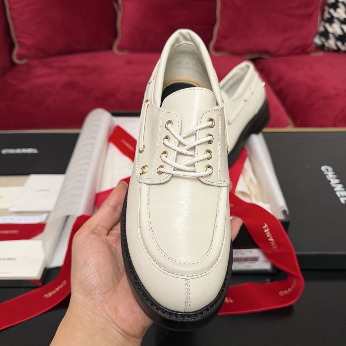 Chanel ivory leather lace-up loafers with gold CC logo and black rubber soles in original luxury packaging. - Hình 3