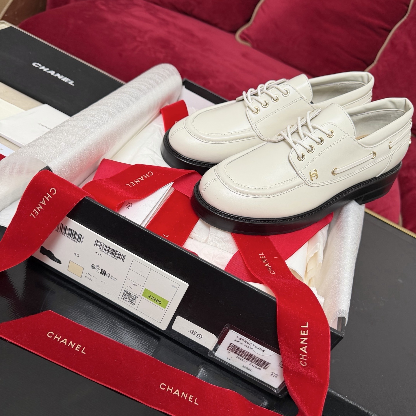 Chanel ivory leather lace-up loafers with gold CC logo and black rubber soles in original luxury packaging. - Hình 2