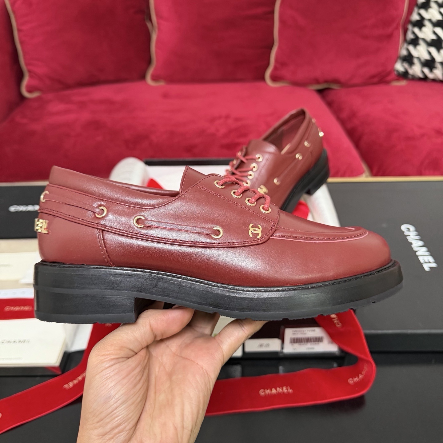Chanel burgundy leather lace-up loafers with gold CC logo hardware and original luxury packaging - Hình 5