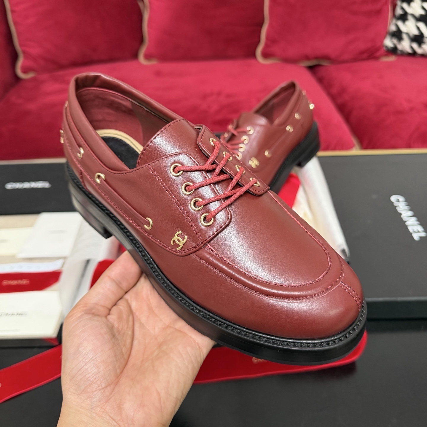Chanel burgundy leather lace-up loafers with gold CC logo hardware and original luxury packaging - Hình 4