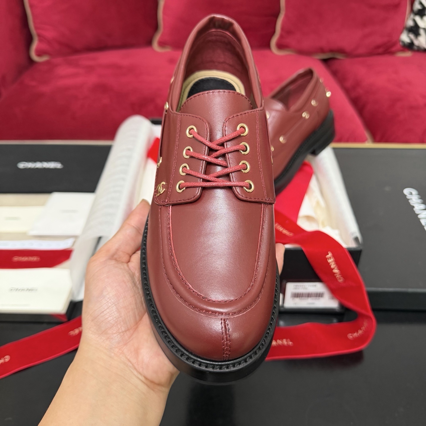 Chanel burgundy leather lace-up loafers with gold CC logo hardware and original luxury packaging - Hình 3