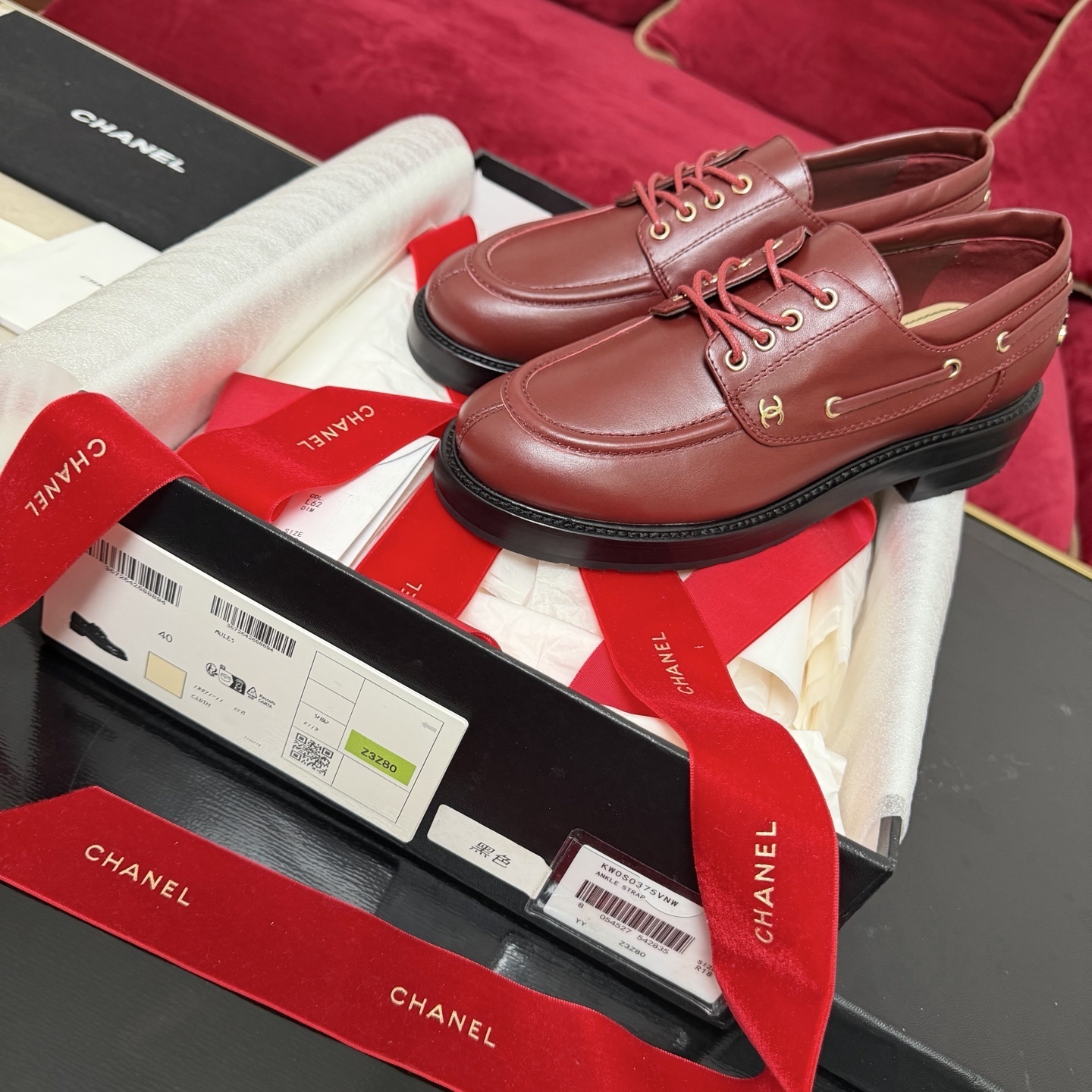 Chanel burgundy leather lace-up loafers with gold CC logo hardware and original luxury packaging - Hình 2