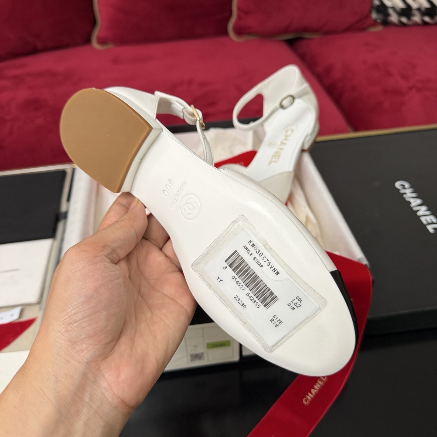 Chanel white leather ankle strap sandals with black patent toe cap and white camellia flower decoration - Hình 9