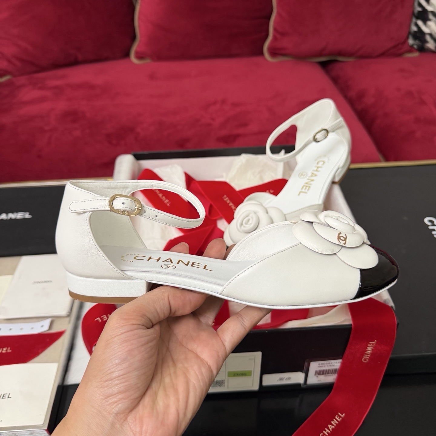 Chanel white leather ankle strap sandals with black patent toe cap and white camellia flower decoration - Hình 5