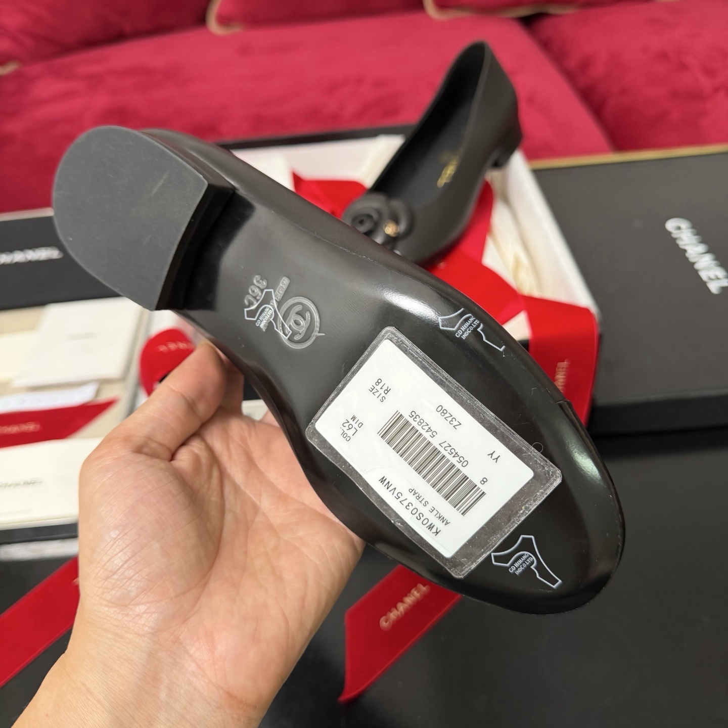 Luxury Chanel black leather ballet flats with camellia flower detail and patent toe cap in original packaging with red ribbon. - Hình 9