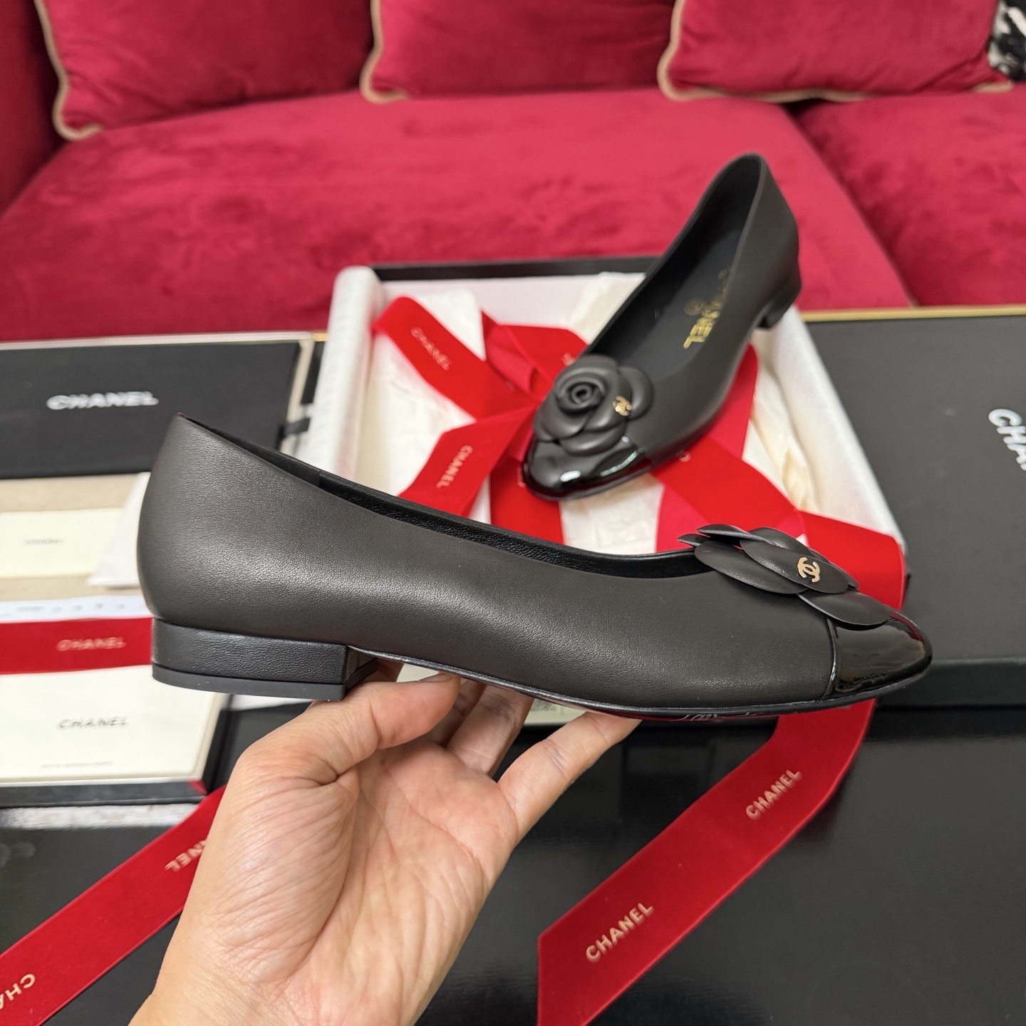 Luxury Chanel black leather ballet flats with camellia flower detail and patent toe cap in original packaging with red ribbon. - Hình 5