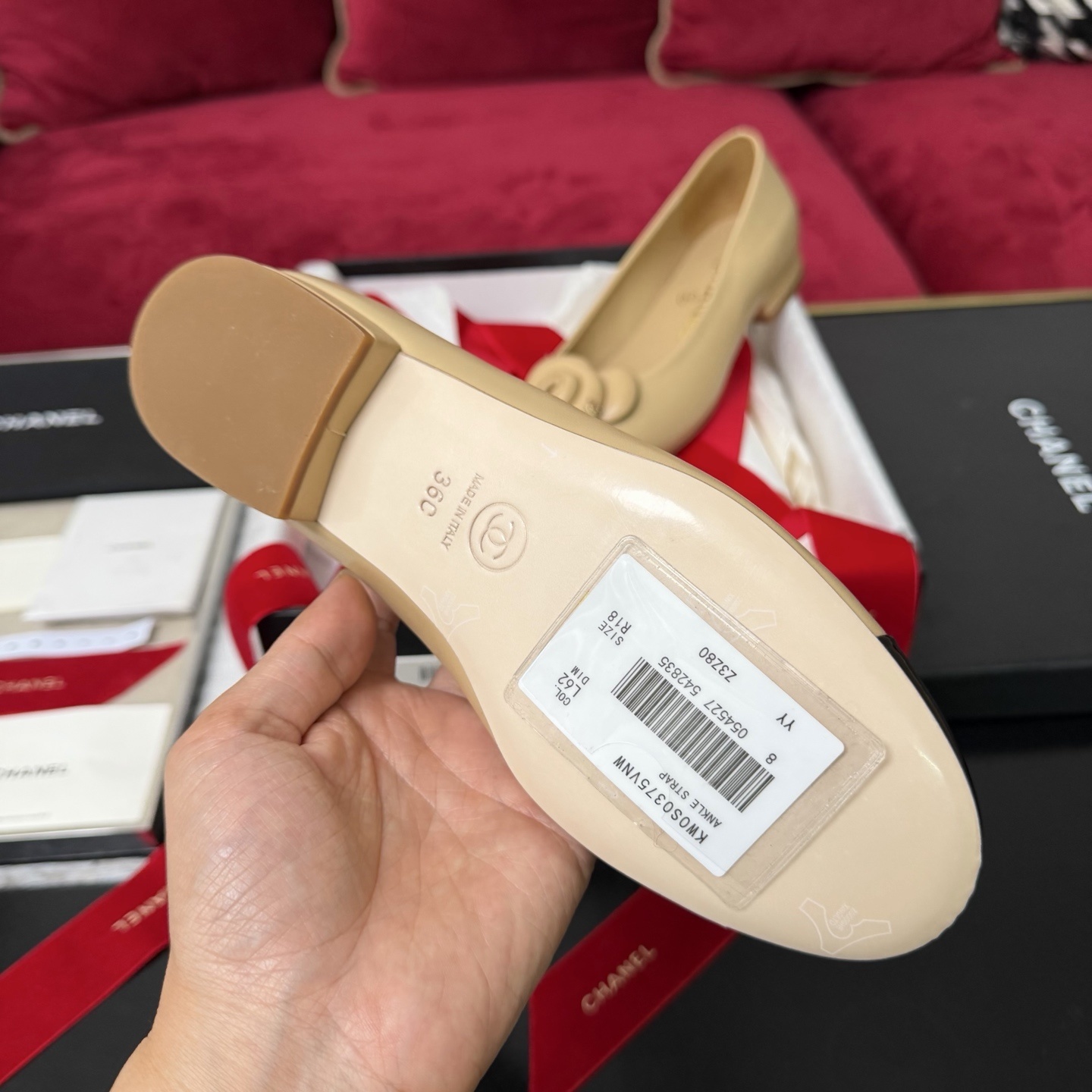 Luxury Chanel beige leather ballet flats with black patent leather toe and a large 3D camellia flower detail. - Hình 9