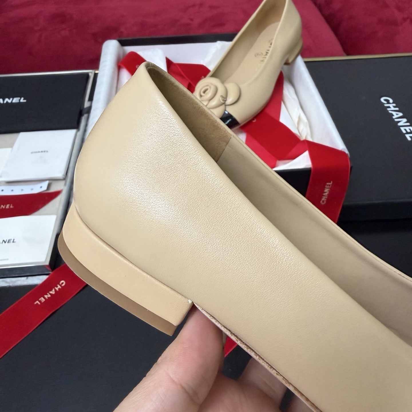 Luxury Chanel beige leather ballet flats with black patent leather toe and a large 3D camellia flower detail. - Hình 7