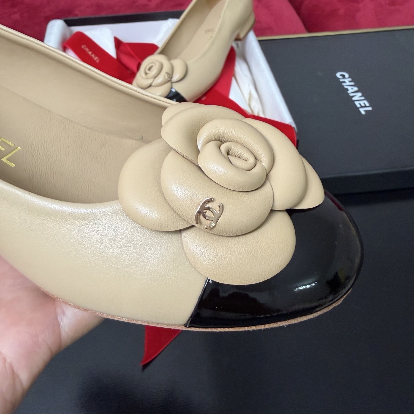Luxury Chanel beige leather ballet flats with black patent leather toe and a large 3D camellia flower detail. - Hình 6