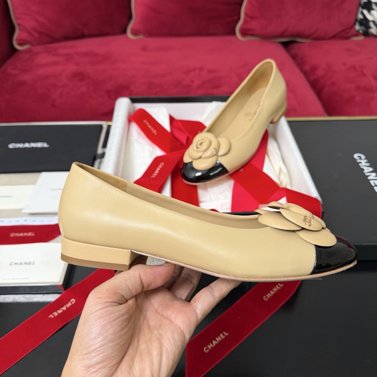 Luxury Chanel beige leather ballet flats with black patent leather toe and a large 3D camellia flower detail. - Hình 5