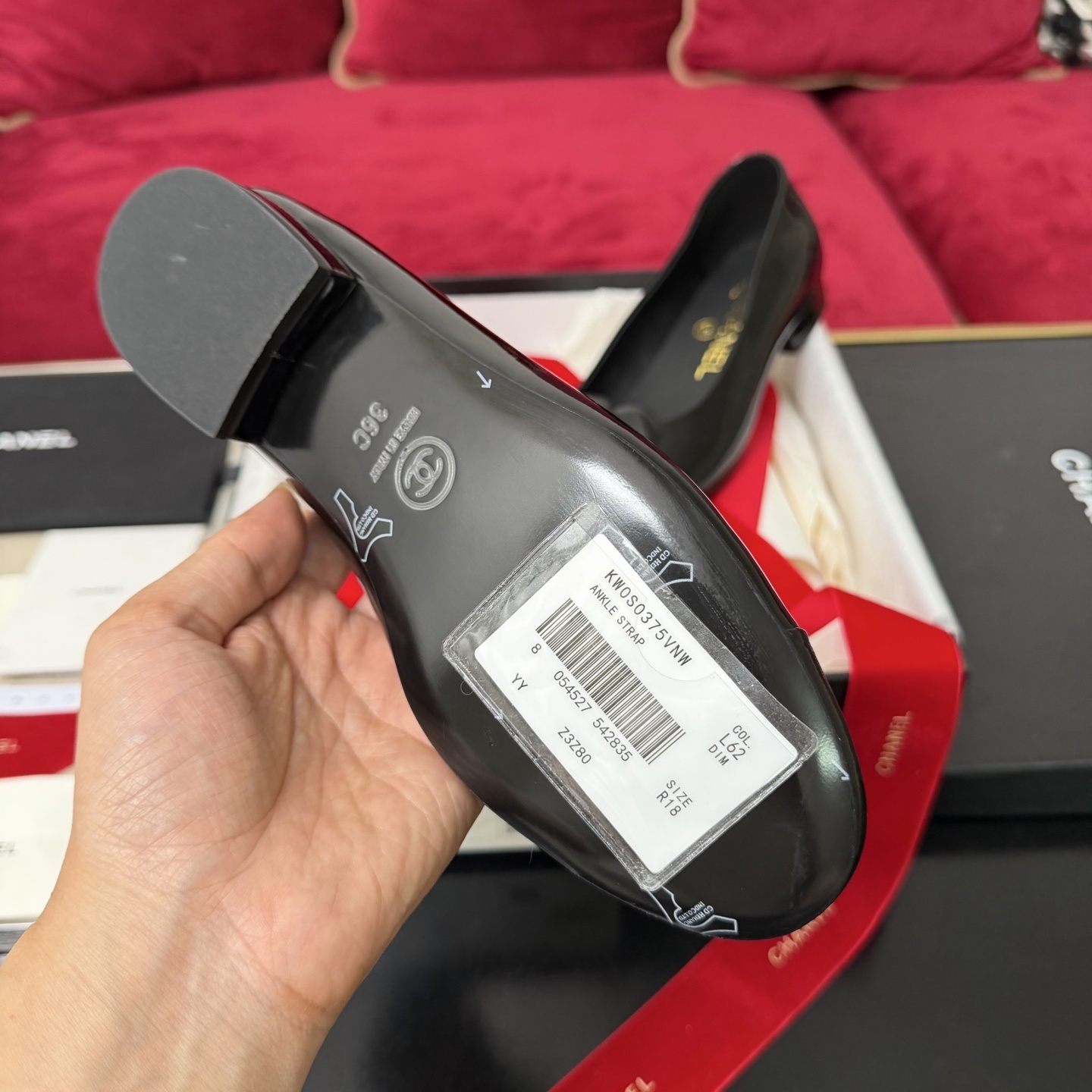 Luxury Chanel black patent leather ballet flats featuring a camellia flower with a gold CC logo on the toe. - Hình 9