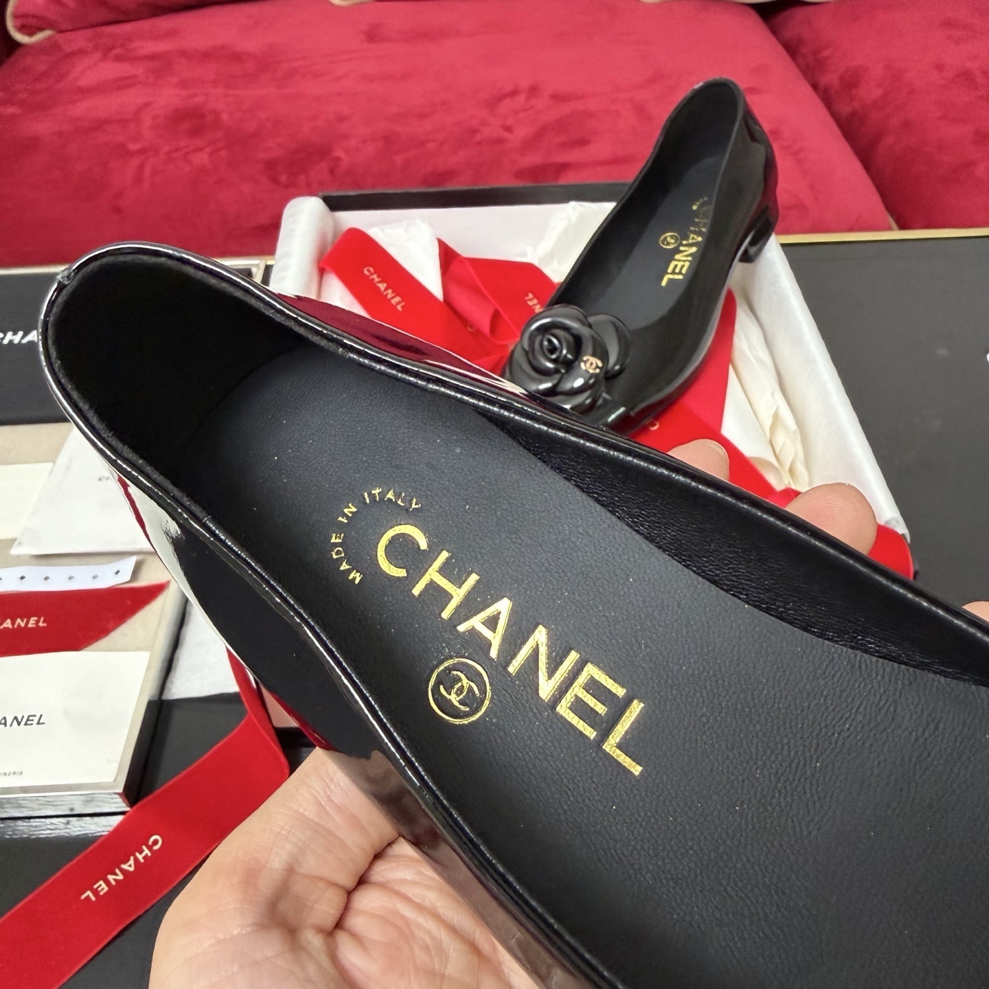 Luxury Chanel black patent leather ballet flats featuring a camellia flower with a gold CC logo on the toe. - Hình 8