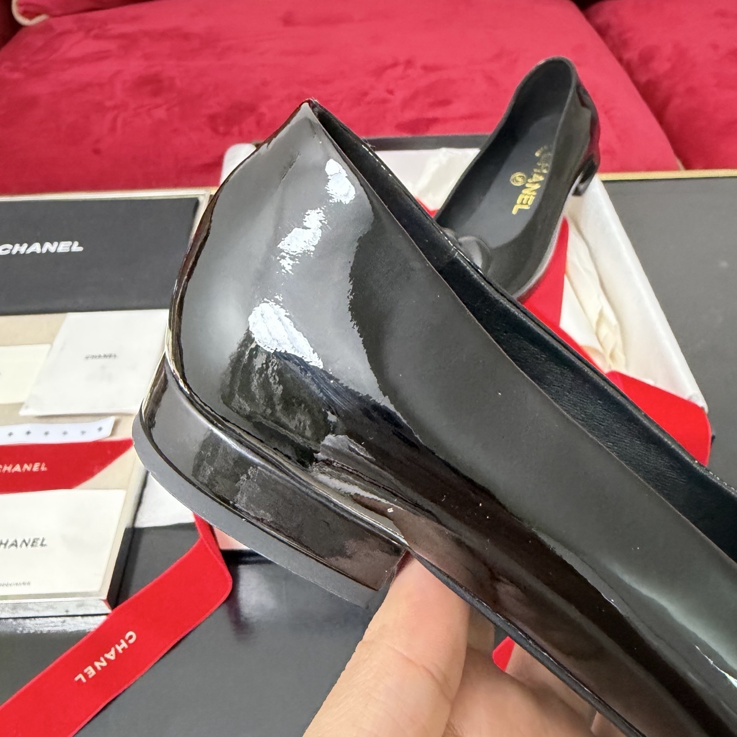 Luxury Chanel black patent leather ballet flats featuring a camellia flower with a gold CC logo on the toe. - Hình 7