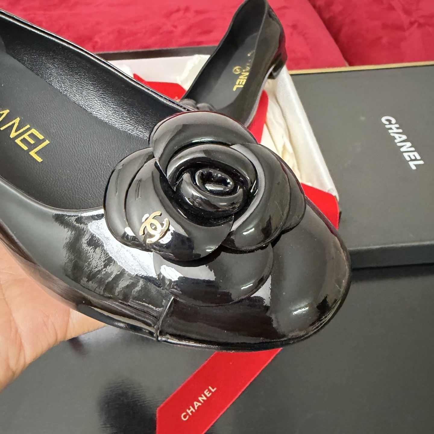 Luxury Chanel black patent leather ballet flats featuring a camellia flower with a gold CC logo on the toe. - Hình 6