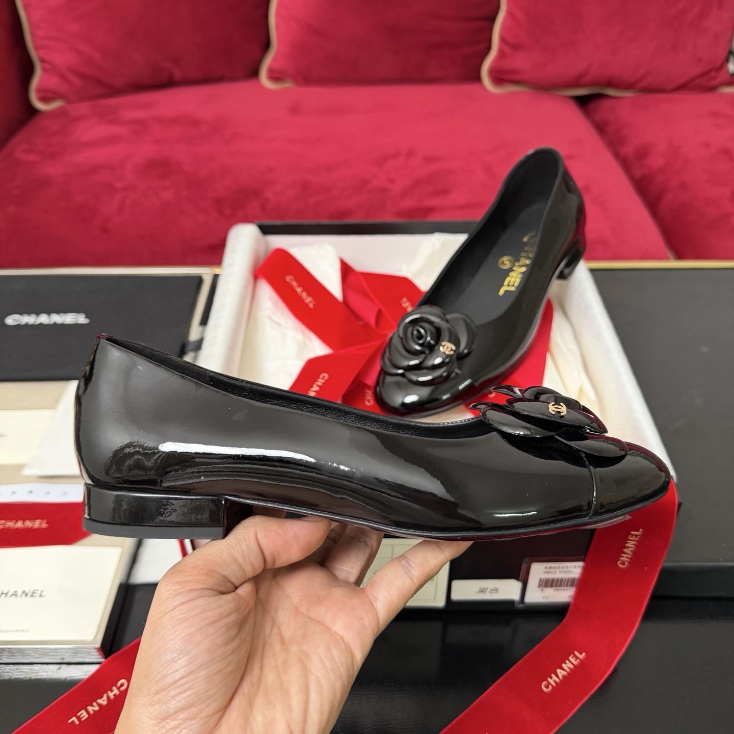 Luxury Chanel black patent leather ballet flats featuring a camellia flower with a gold CC logo on the toe. - Hình 5