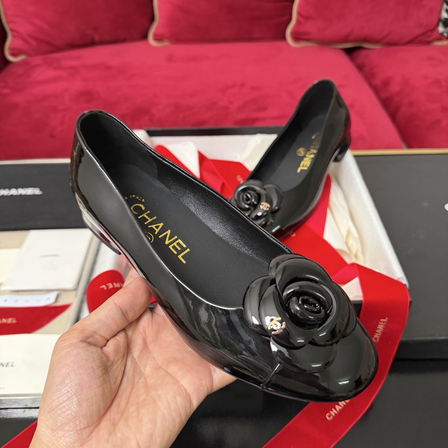 Luxury Chanel black patent leather ballet flats featuring a camellia flower with a gold CC logo on the toe. - Hình 4