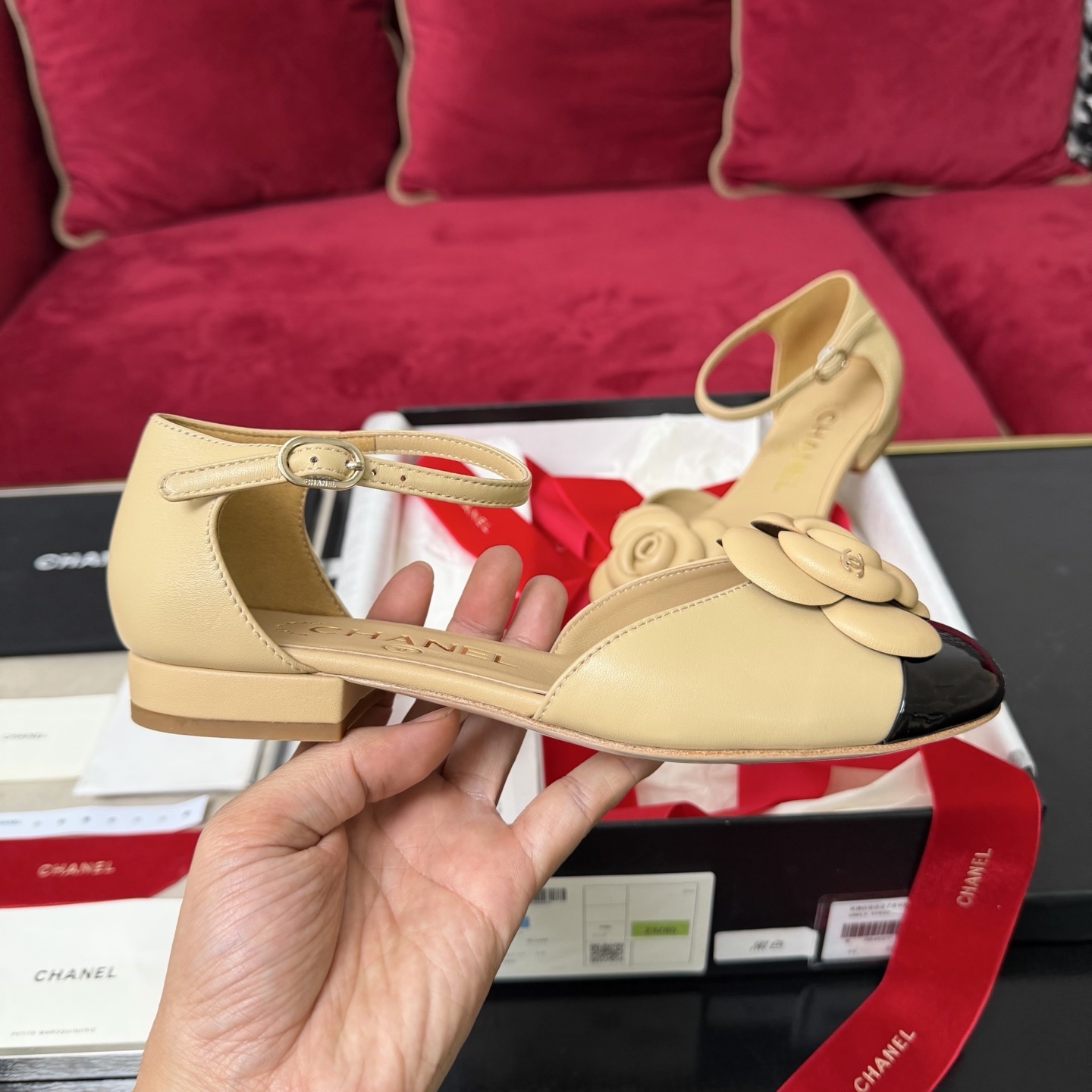 Luxury beige and black two-tone ankle strap shoes with a large camellia flower detail on the toe. - Hình 5