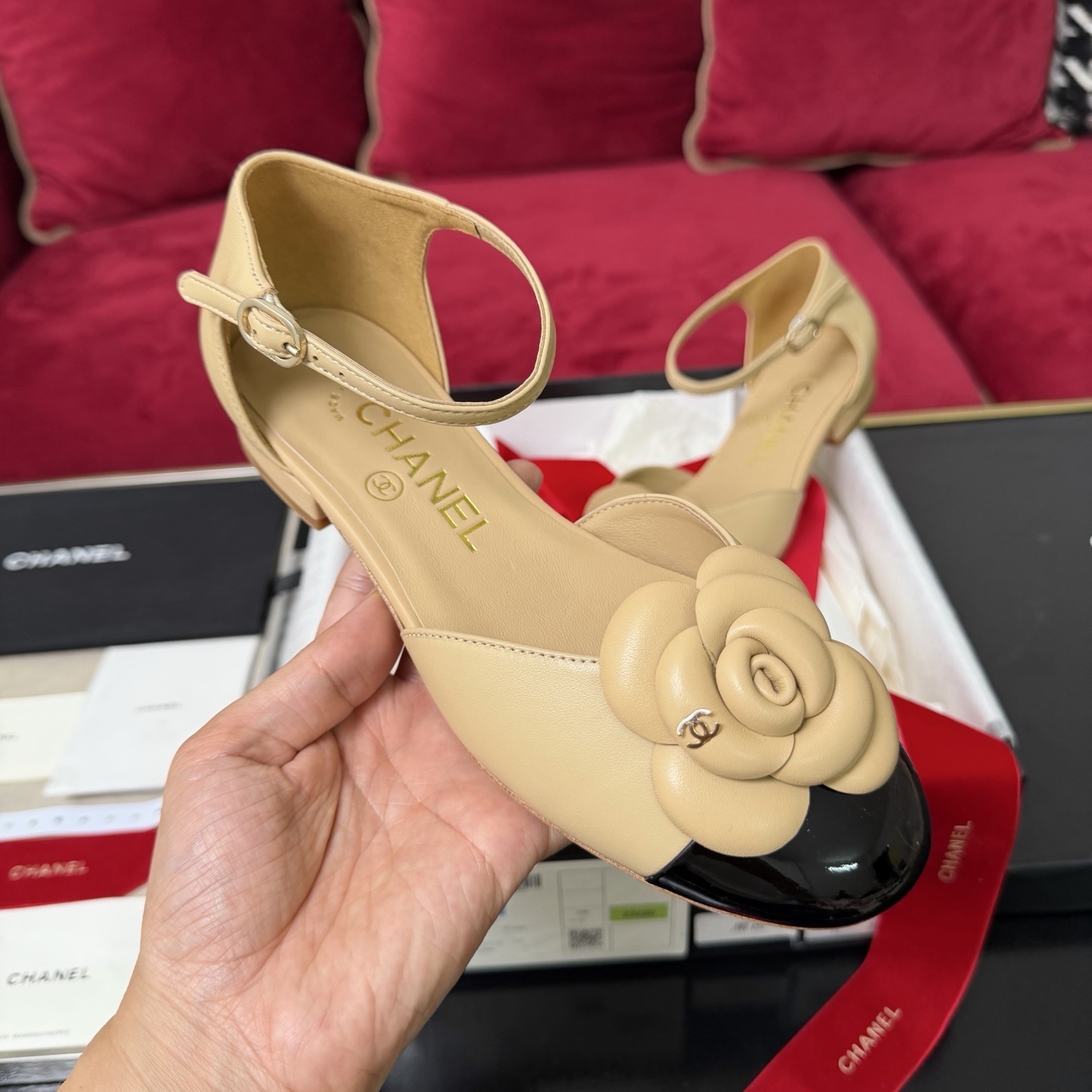 Luxury beige and black two-tone ankle strap shoes with a large camellia flower detail on the toe. - Hình 4