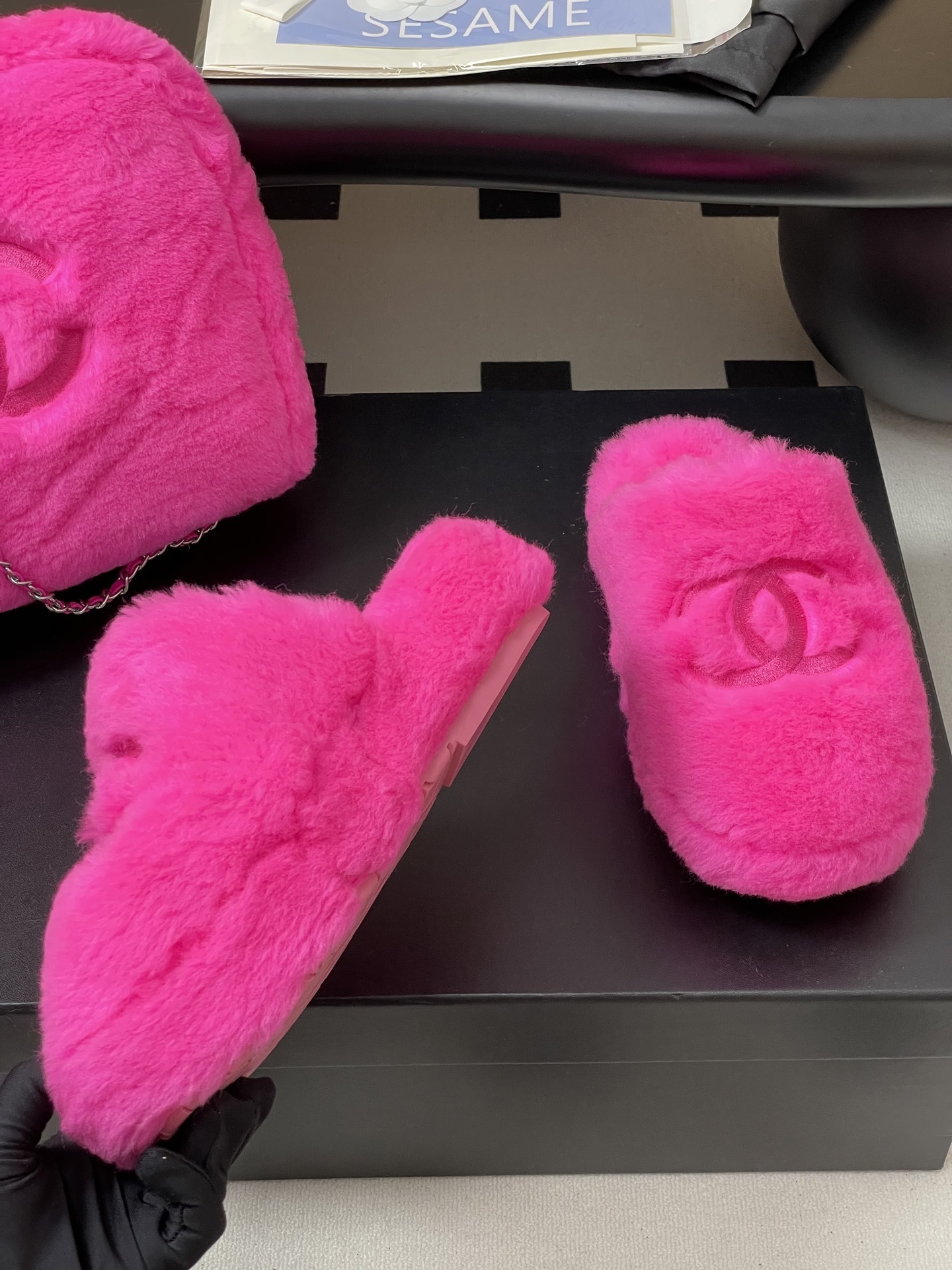 A pair of vibrant hot pink fluffy slippers featuring an embroidered interlocking CC logo on the top. - Hình 9