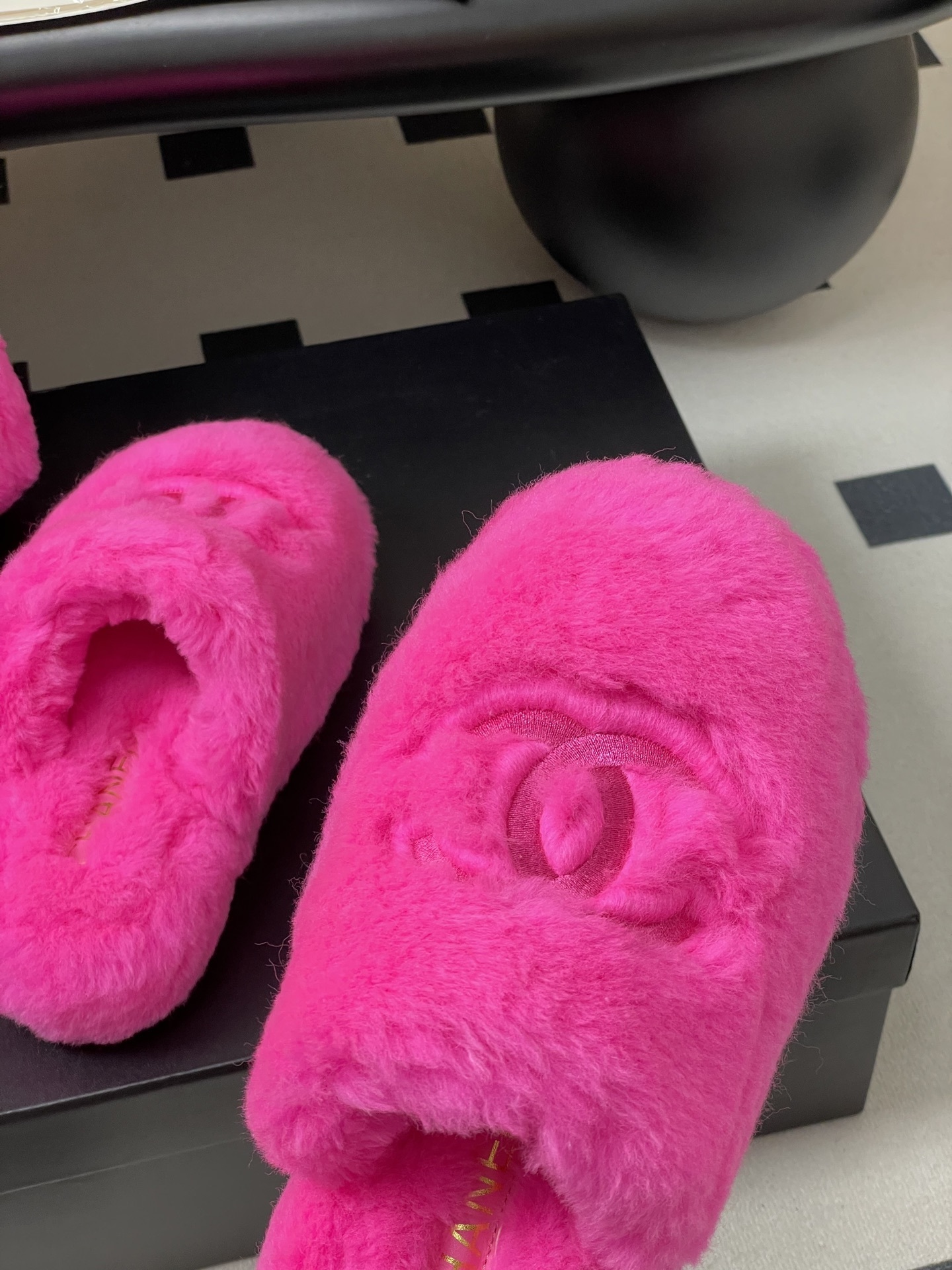 A pair of vibrant hot pink fluffy slippers featuring an embroidered interlocking CC logo on the top. - Hình 8