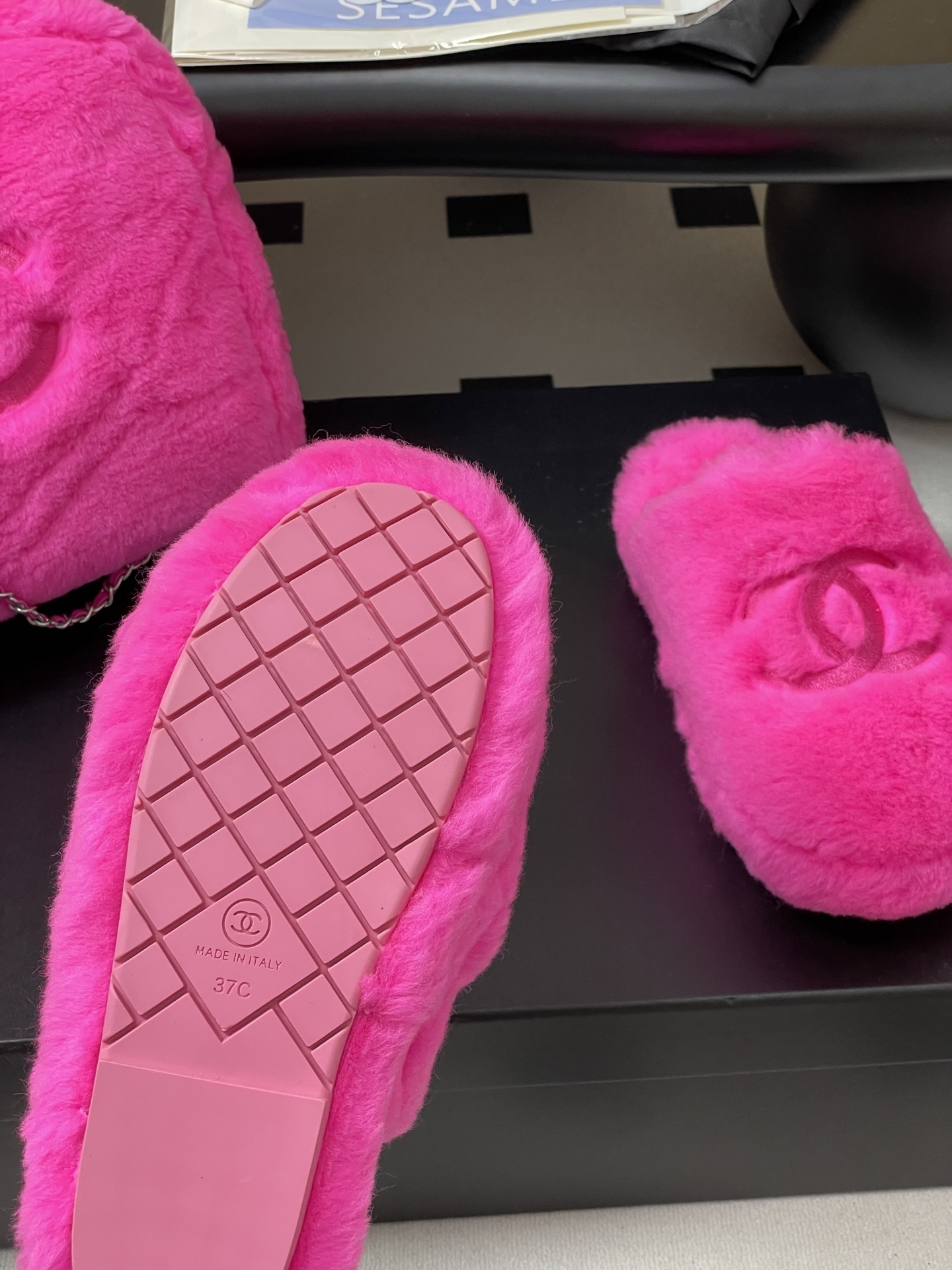 A pair of vibrant hot pink fluffy slippers featuring an embroidered interlocking CC logo on the top. - Hình 7