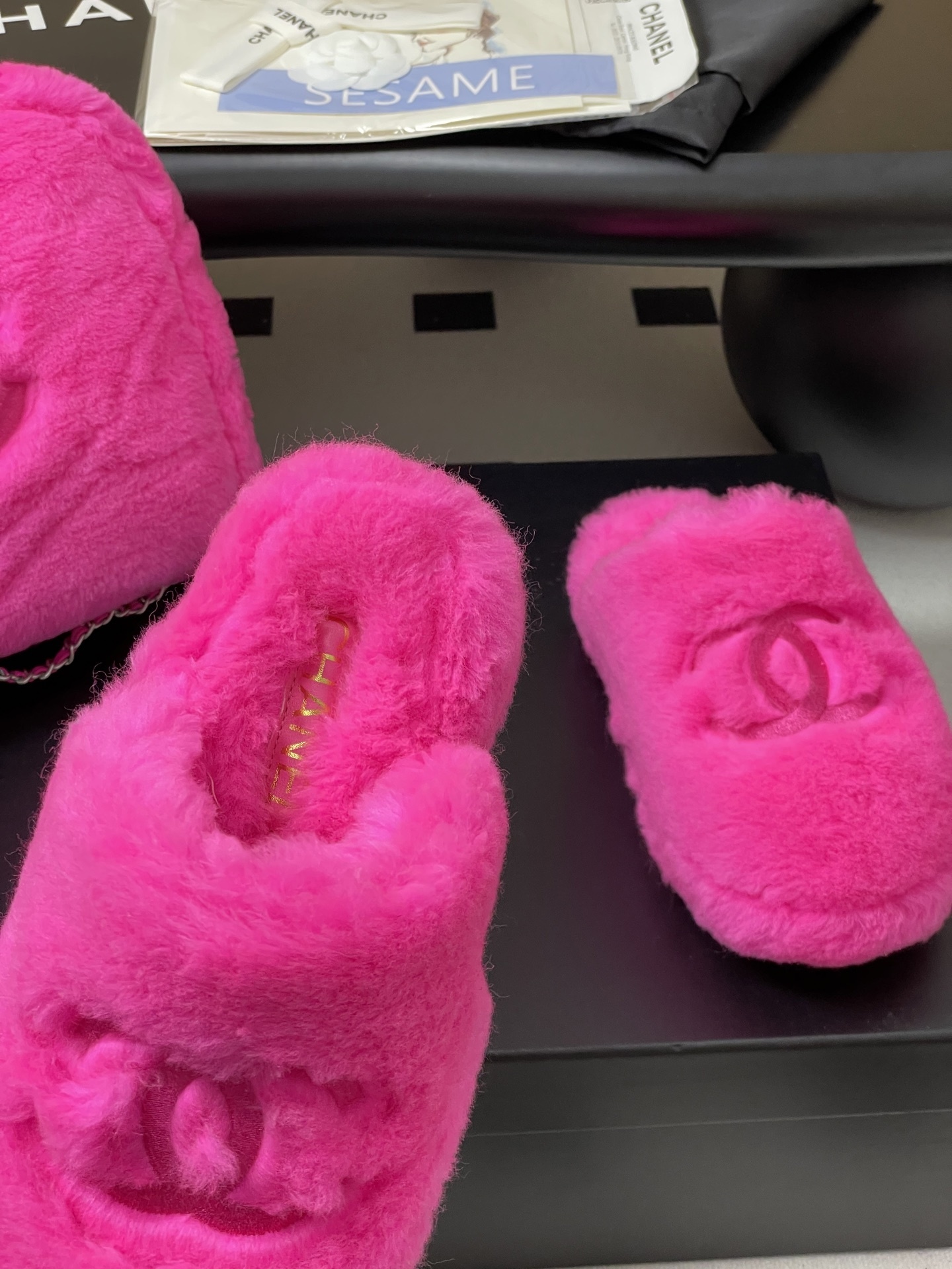 A pair of vibrant hot pink fluffy slippers featuring an embroidered interlocking CC logo on the top. - Hình 6